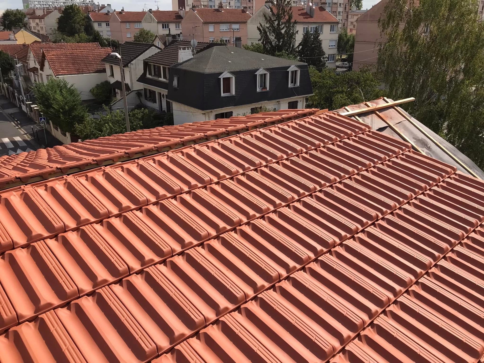 LUX RENOV — toiture neuve en tuiles terre cuite avec vue panoramique sur les toits du quartier