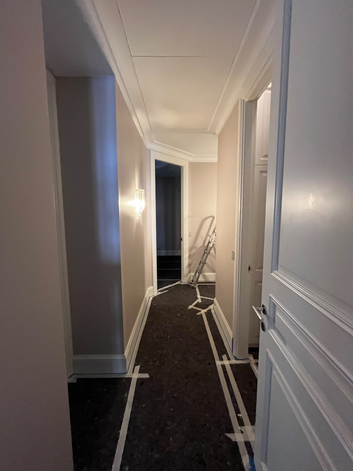 LUX RENOV Monaco — couloir en cours de peinture avec corniches et appliques murales