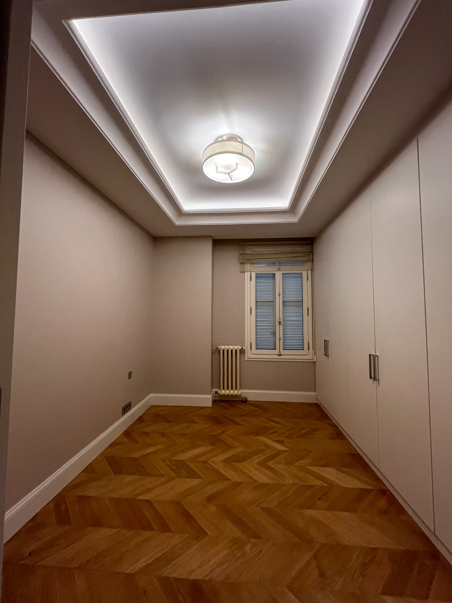 LUX RENOV Monaco — chambre avec faux plafond lumineux, placards toute hauteur et parquet chêne