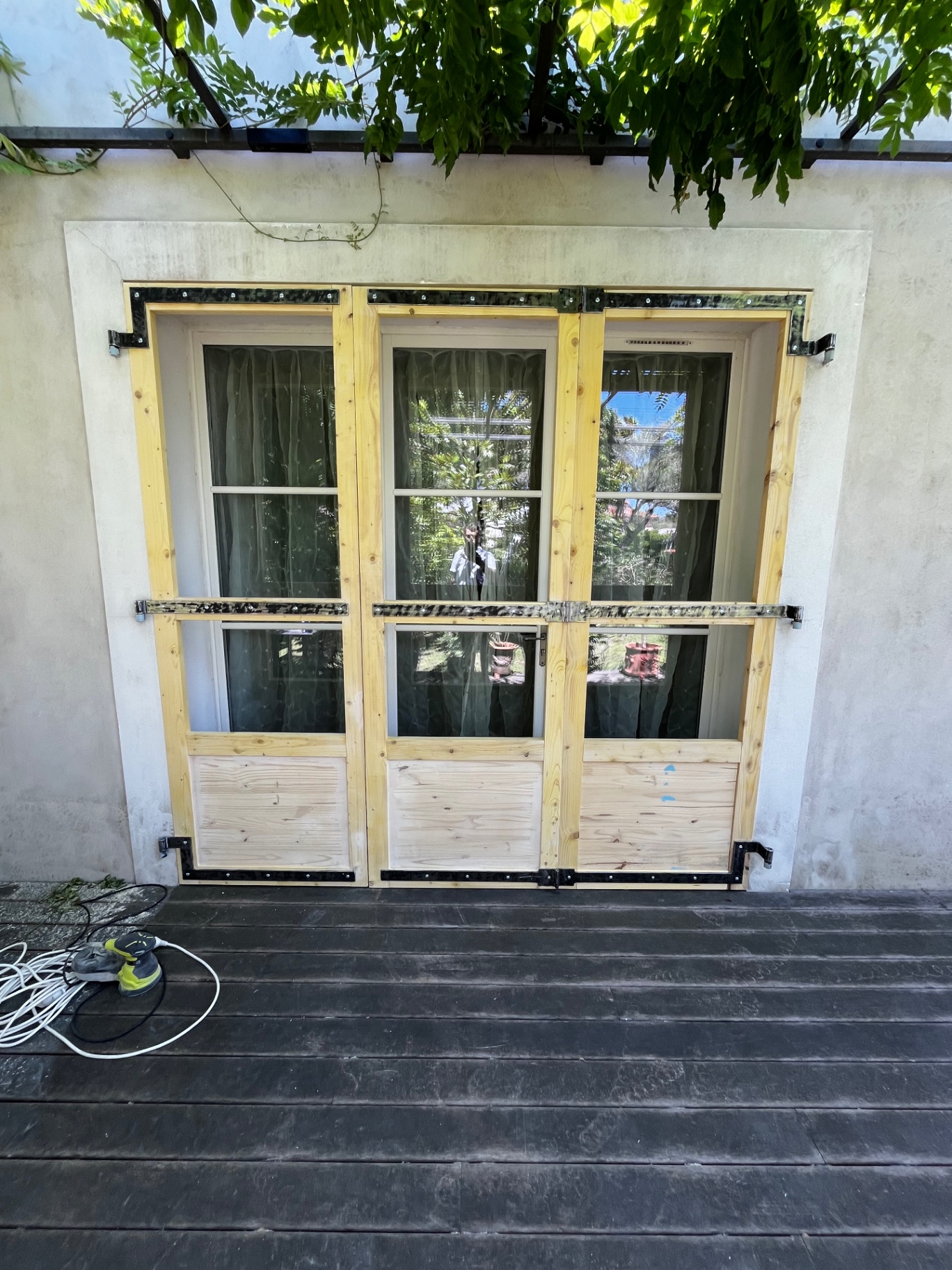 LUX RENOV — quincaillerie noire installée sur les nouveaux volets bois, vue de face