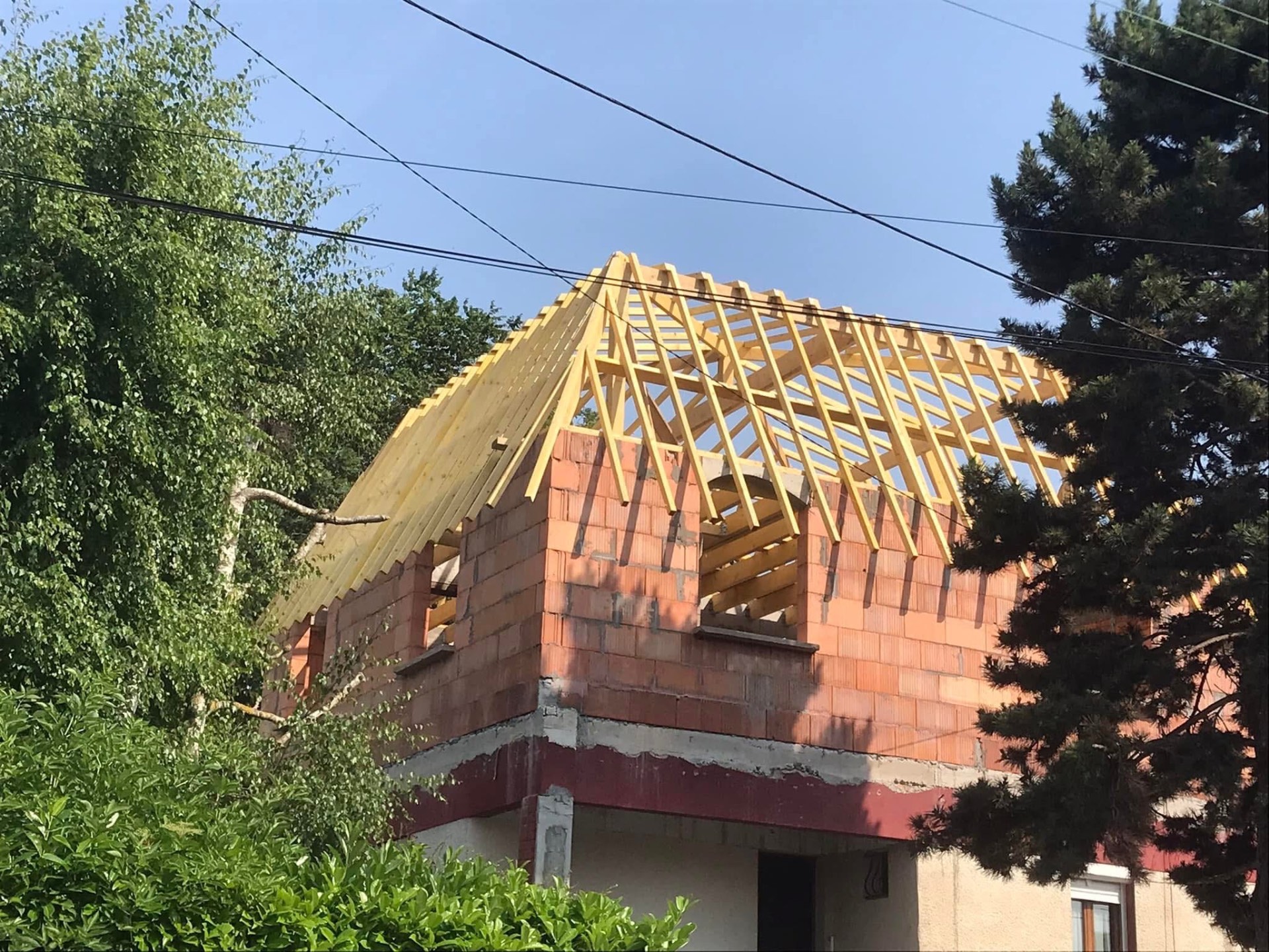 LUX RENOV — charpente bois complète avec faîtage et arêtiers en place