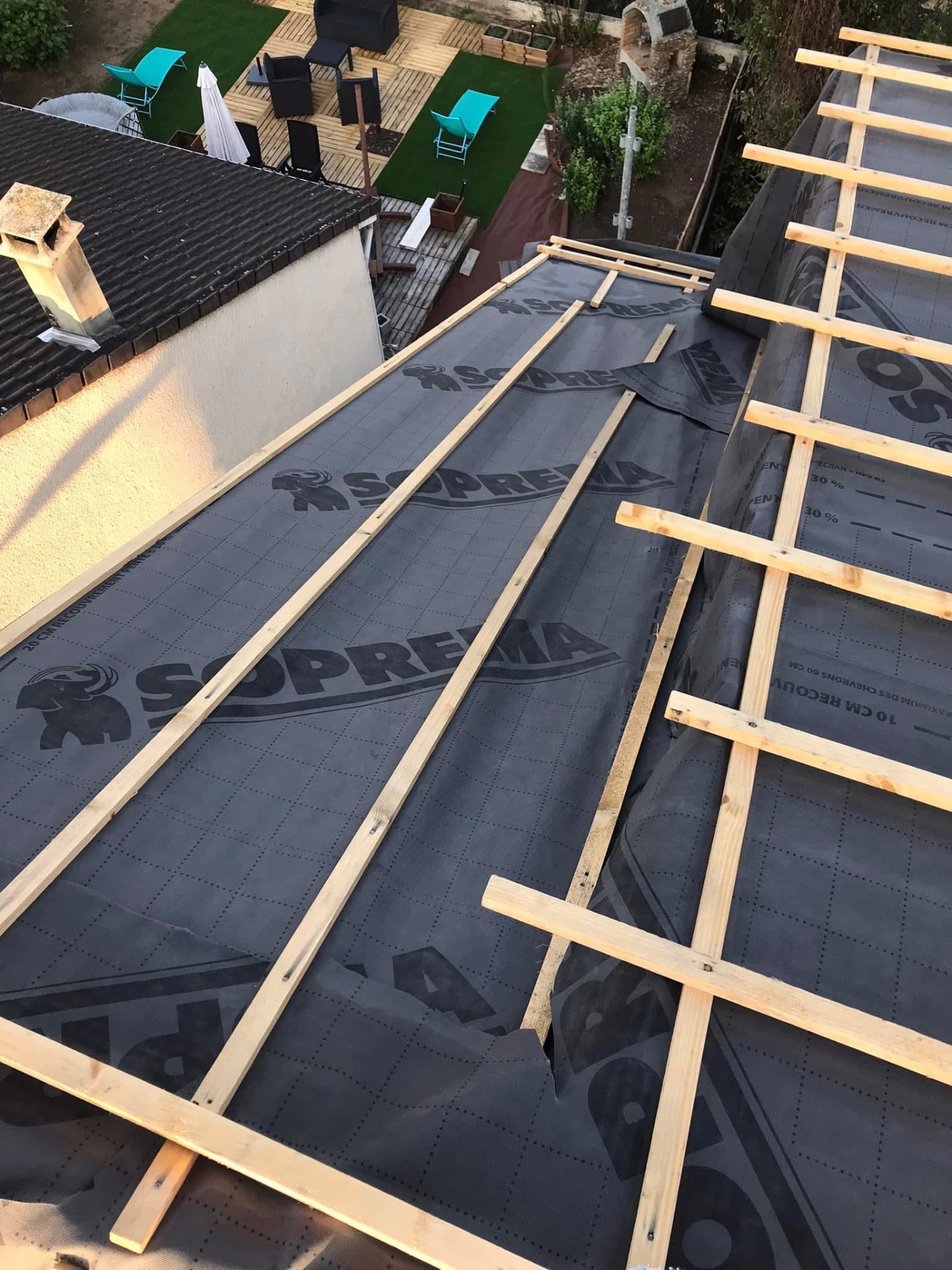 LUX RENOV — détail du liteaunage et de l'écran sous-toiture Soprema sur charpente bois