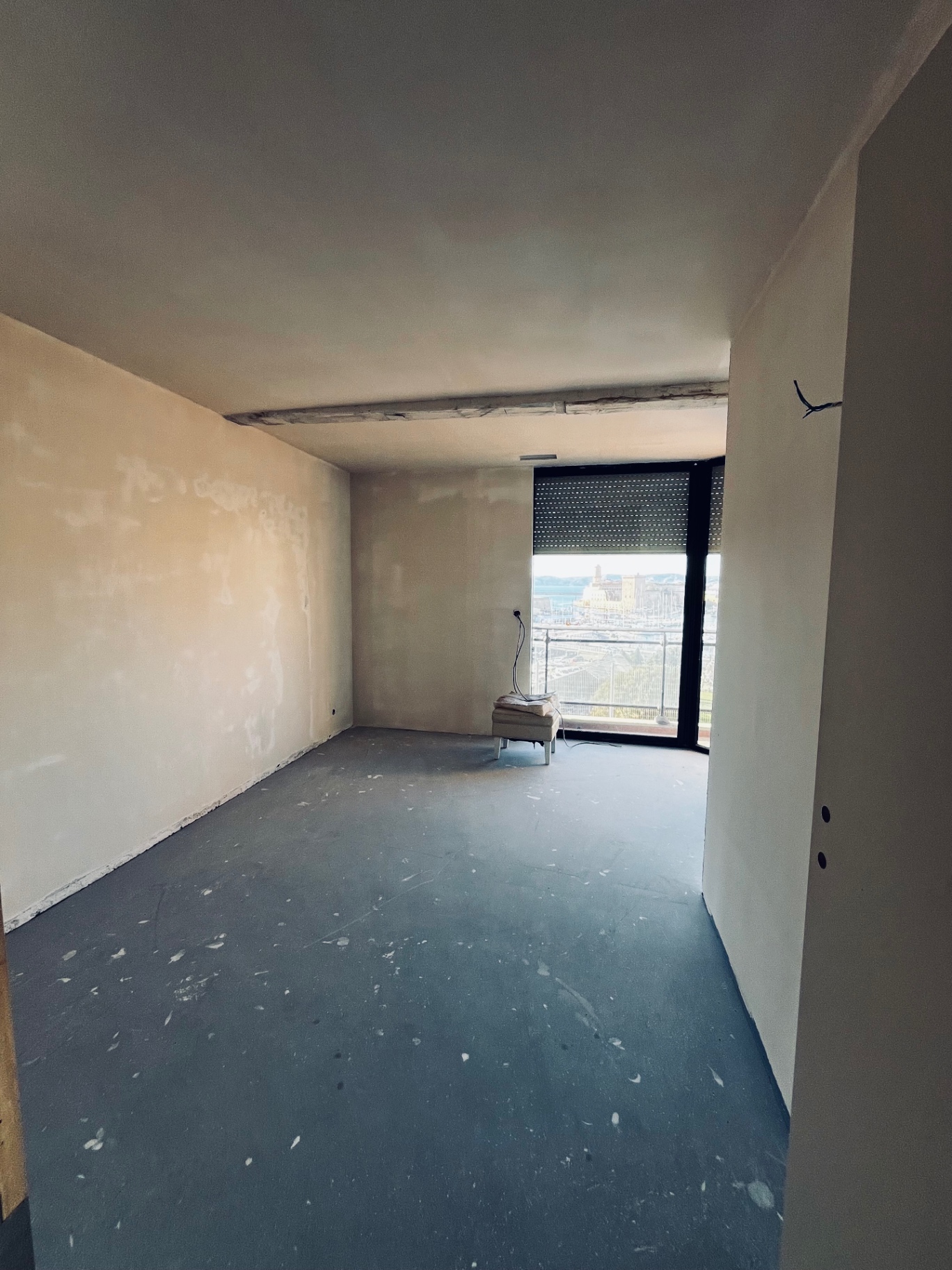 LUX RENOV — chambre finie en enduit lissé avec vue panoramique sur le port de Marseille