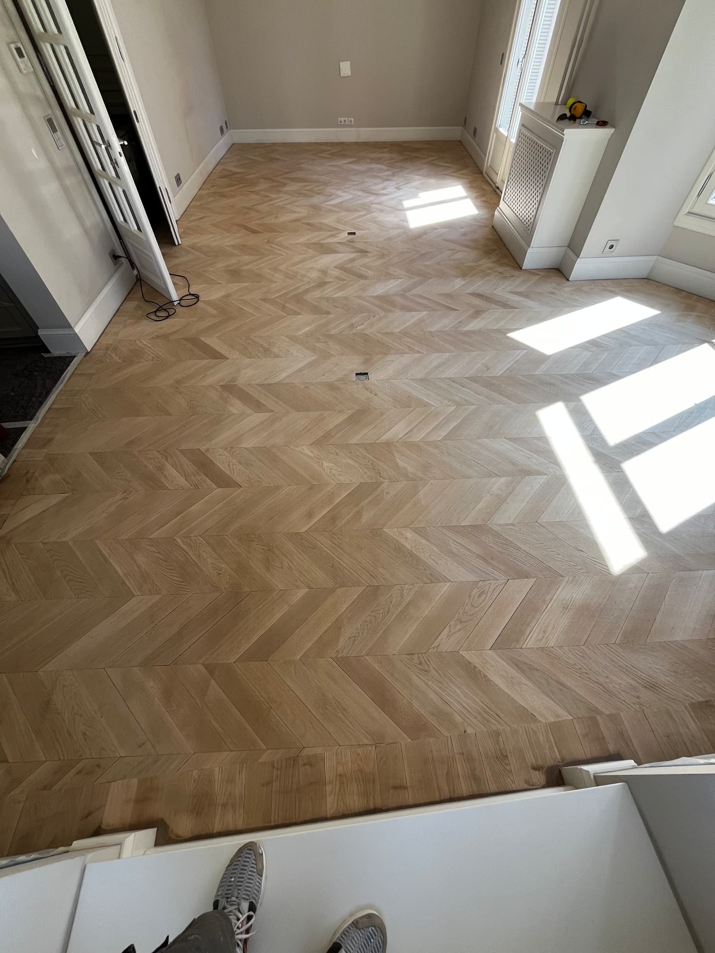 LUX RENOV Monaco — parquet chêne point de Hongrie posé dans la pièce de vie baignée de lumière