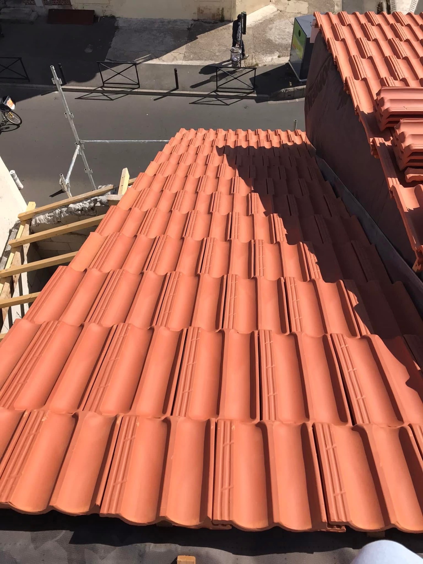 LUX RENOV — toiture neuve avec arêtier en tuiles et faîtage maçonné