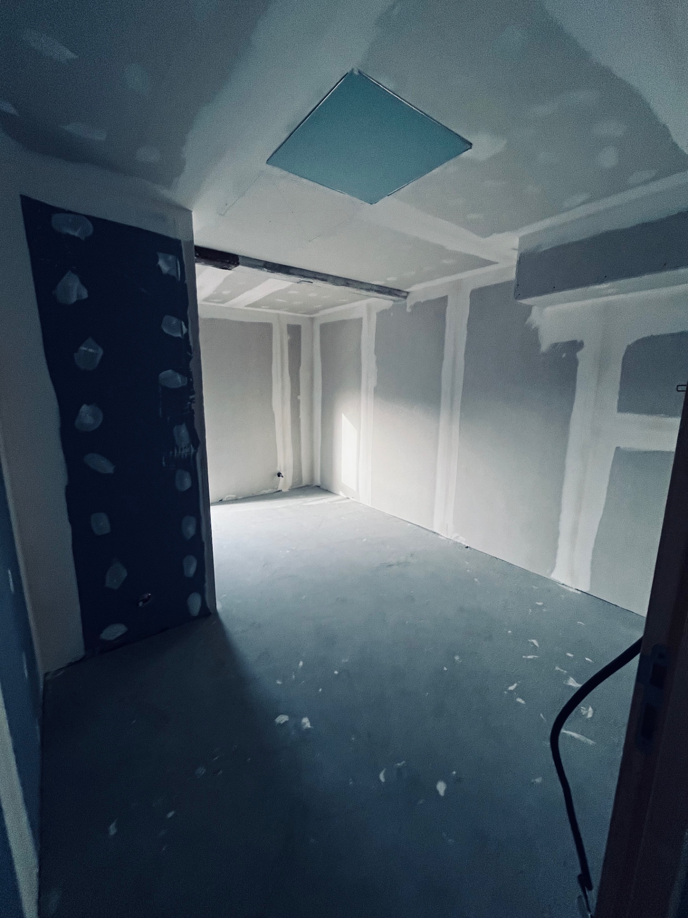 LUX RENOV — chambre en placo terminé avec trappe d'accès plafond