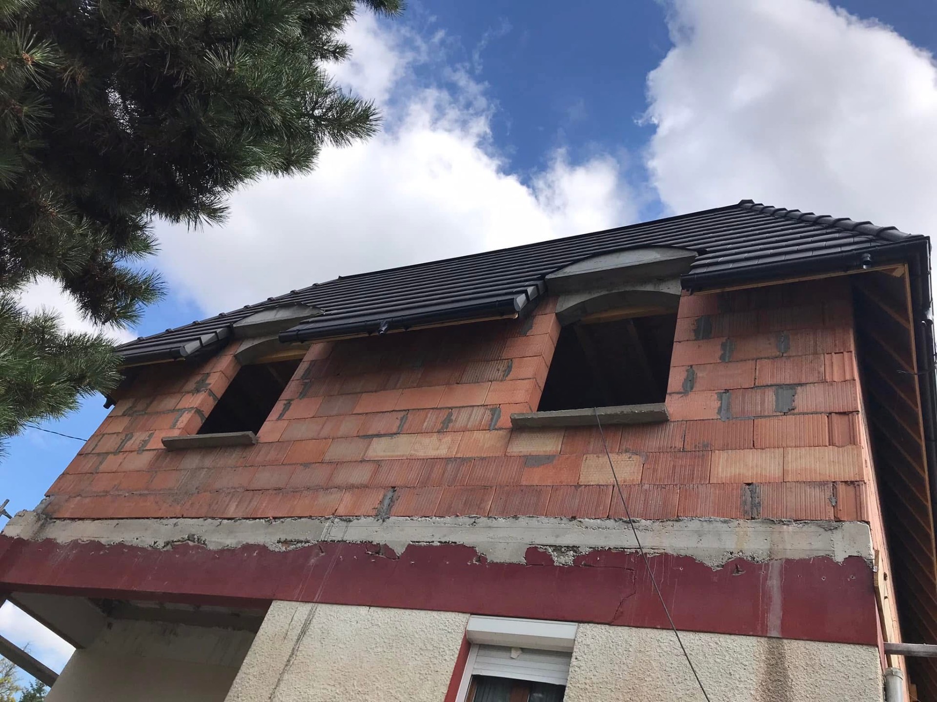LUX RENOV — détail des deux lucarnes cintrées sous la toiture neuve de la surélévation