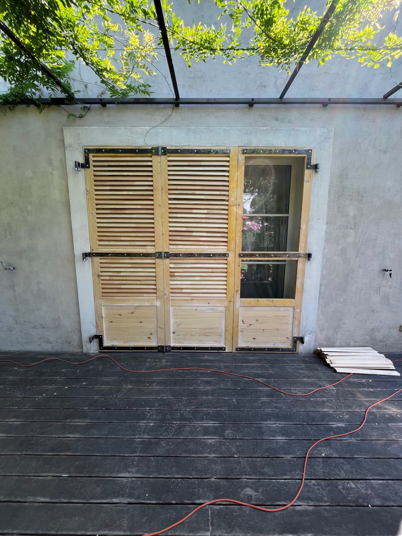 LUX RENOV — volets persiennés bois vue de face, mixte lames et vitrage