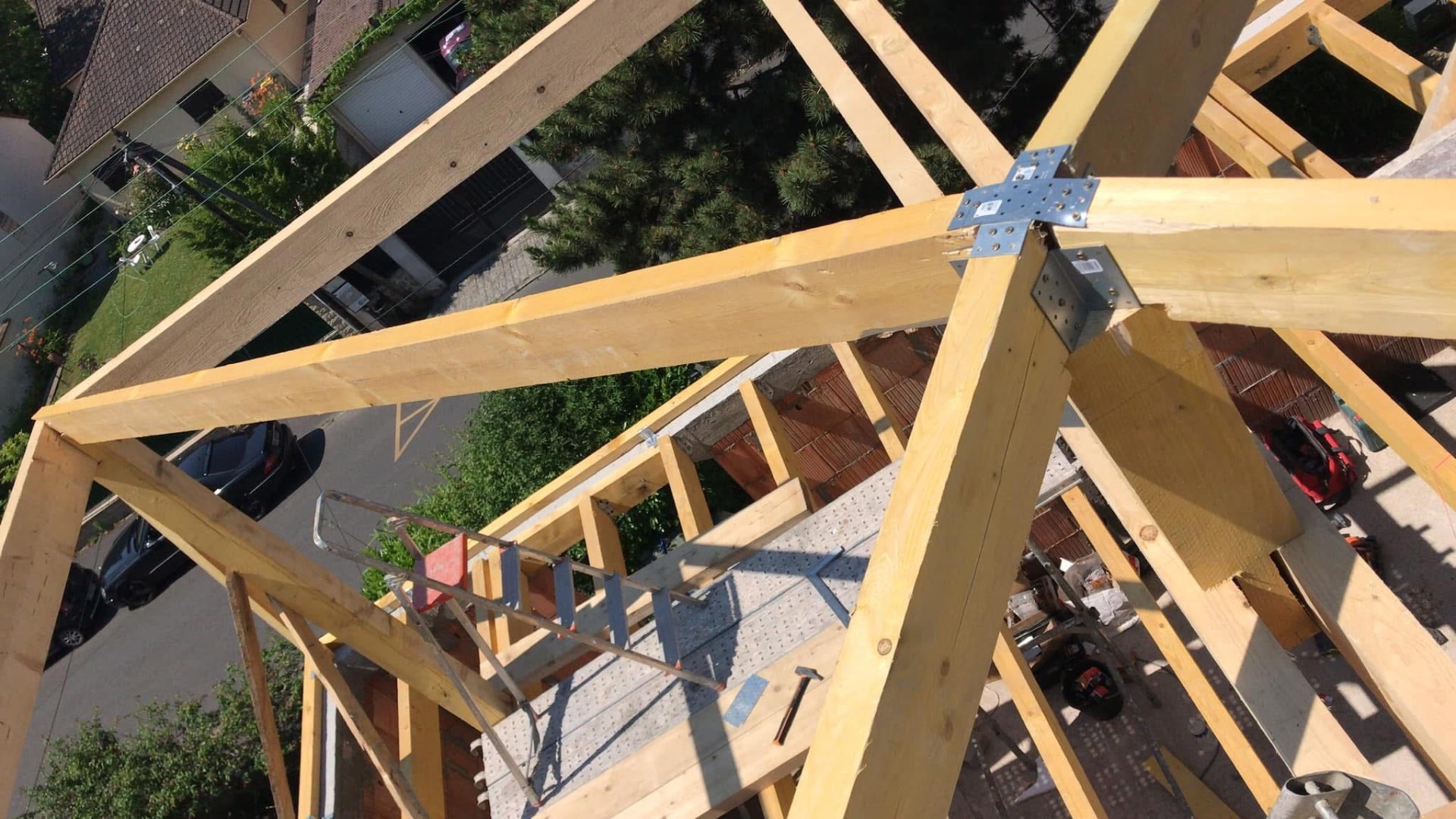 LUX RENOV — assemblage des arêtiers de charpente avec connecteurs métalliques
