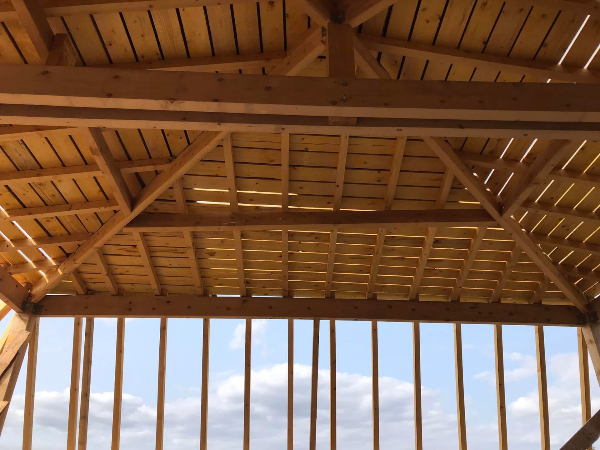 LUX RENOV — détail de la charpente traditionnelle vue depuis les combles