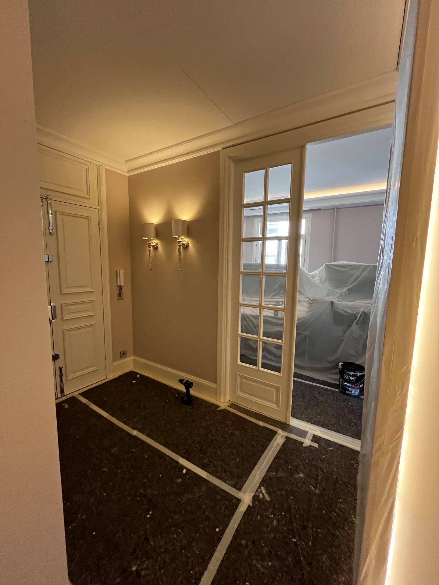 LUX RENOV Monaco — entrée peinte avec porte vitrée à petits bois et appliques dorées