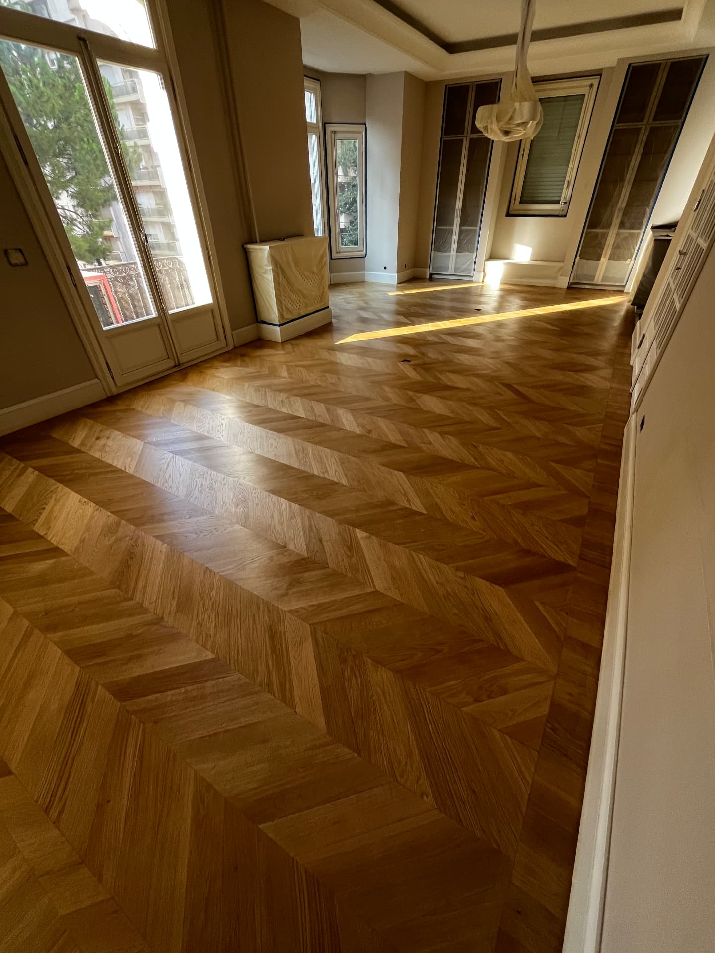 LUX RENOV Monaco — grande réception avec parquet chêne point de Hongrie vitrifié