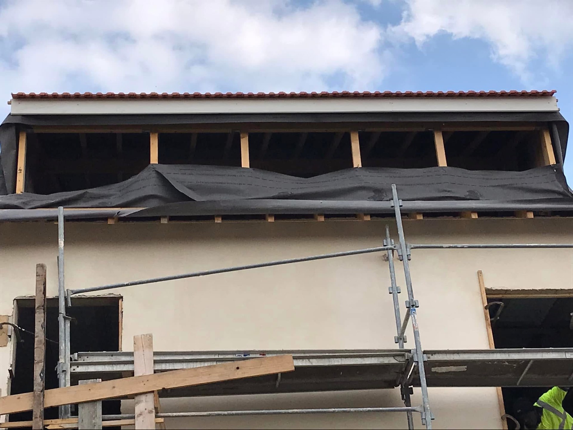 LUX RENOV — lucarne en cours de finition avec faîtière en tuiles terre cuite