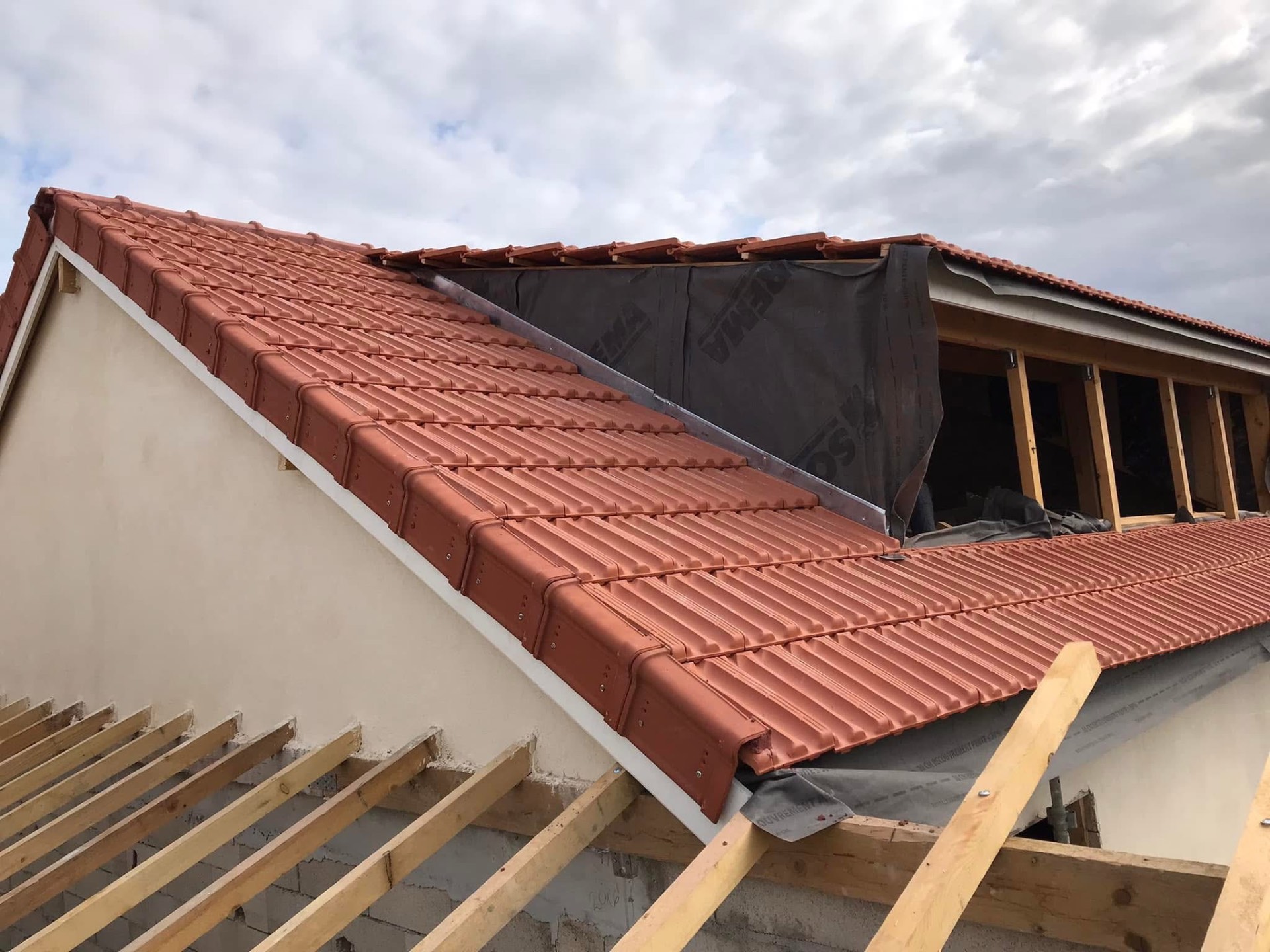 LUX RENOV — pose des tuiles terre cuite sur pignon avec bande de rive et solin zinc