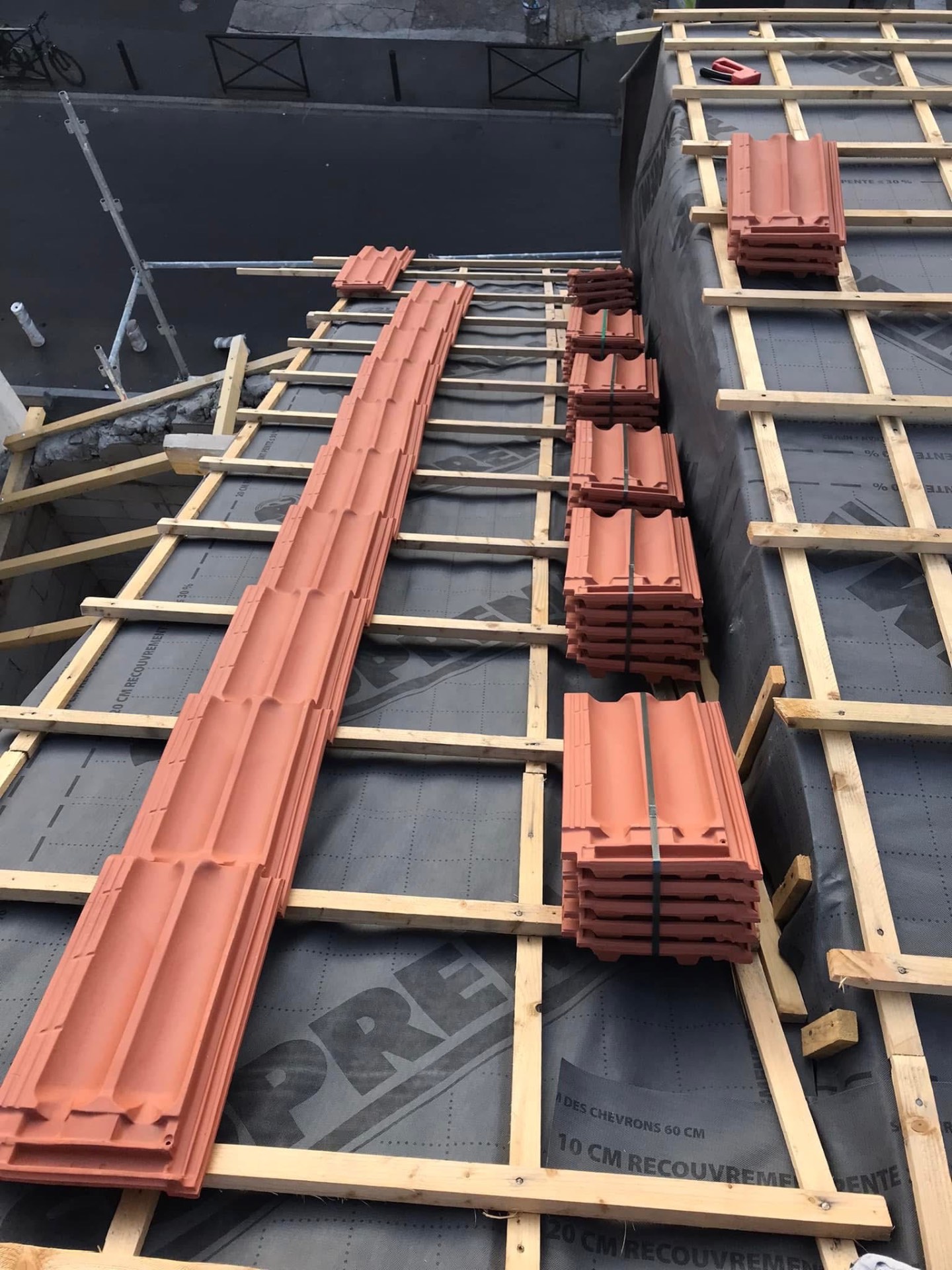 LUX RENOV — pose des tuiles de rive et faîtière sur liteaunage neuf