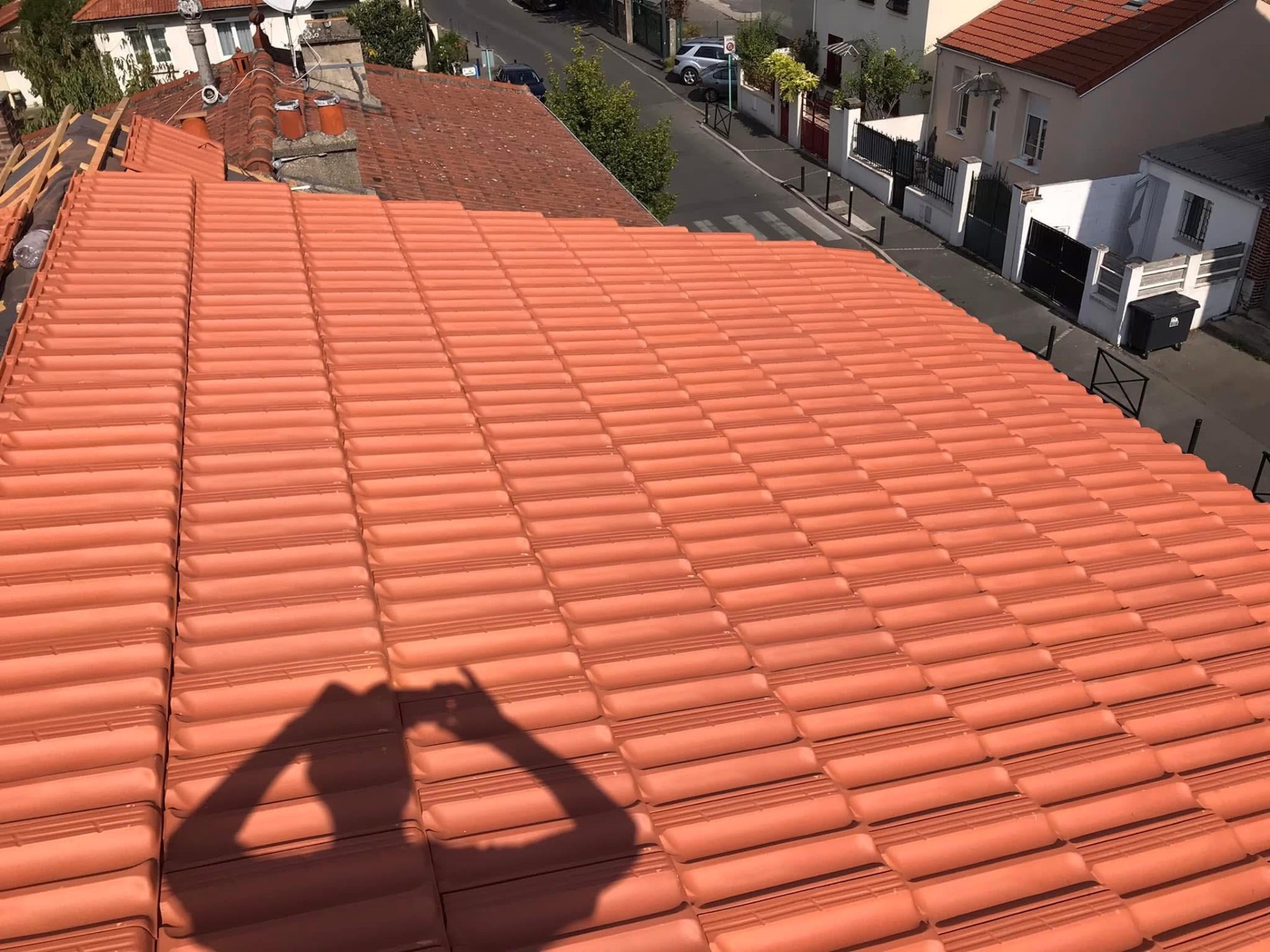 LUX RENOV — toiture finie en tuiles terre cuite avec vue sur la rue
