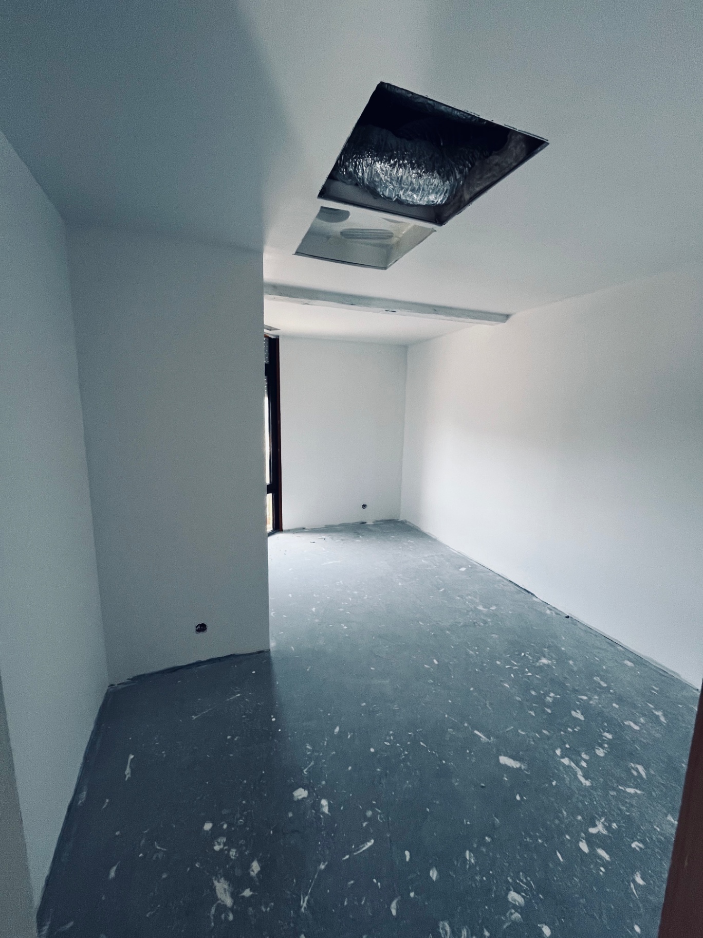 LUX RENOV — chambre avec VMC encastrée et murs prêts à peindre
