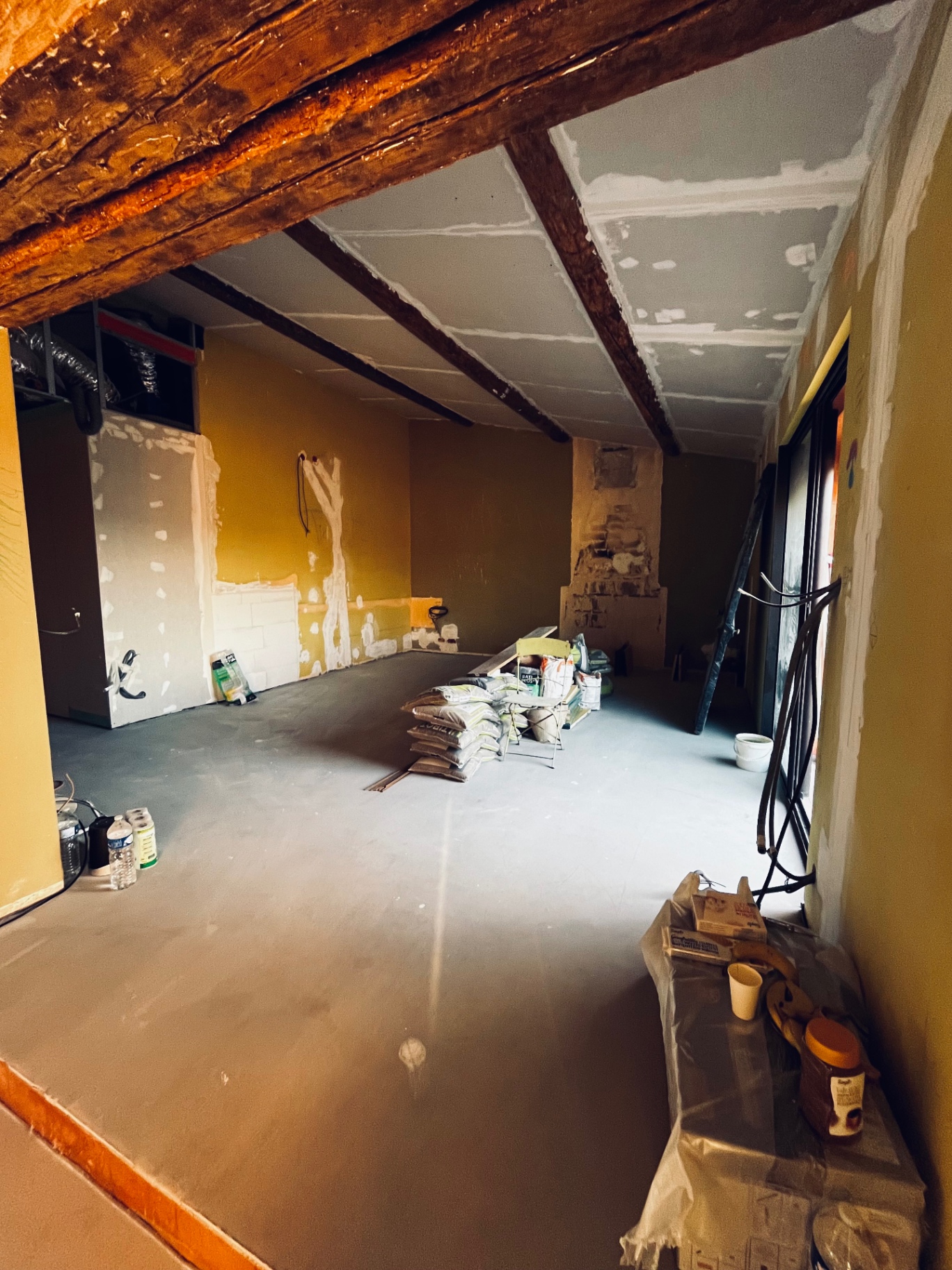 LUX RENOV — séjour avec poutres anciennes, plafond placo et chape lissée