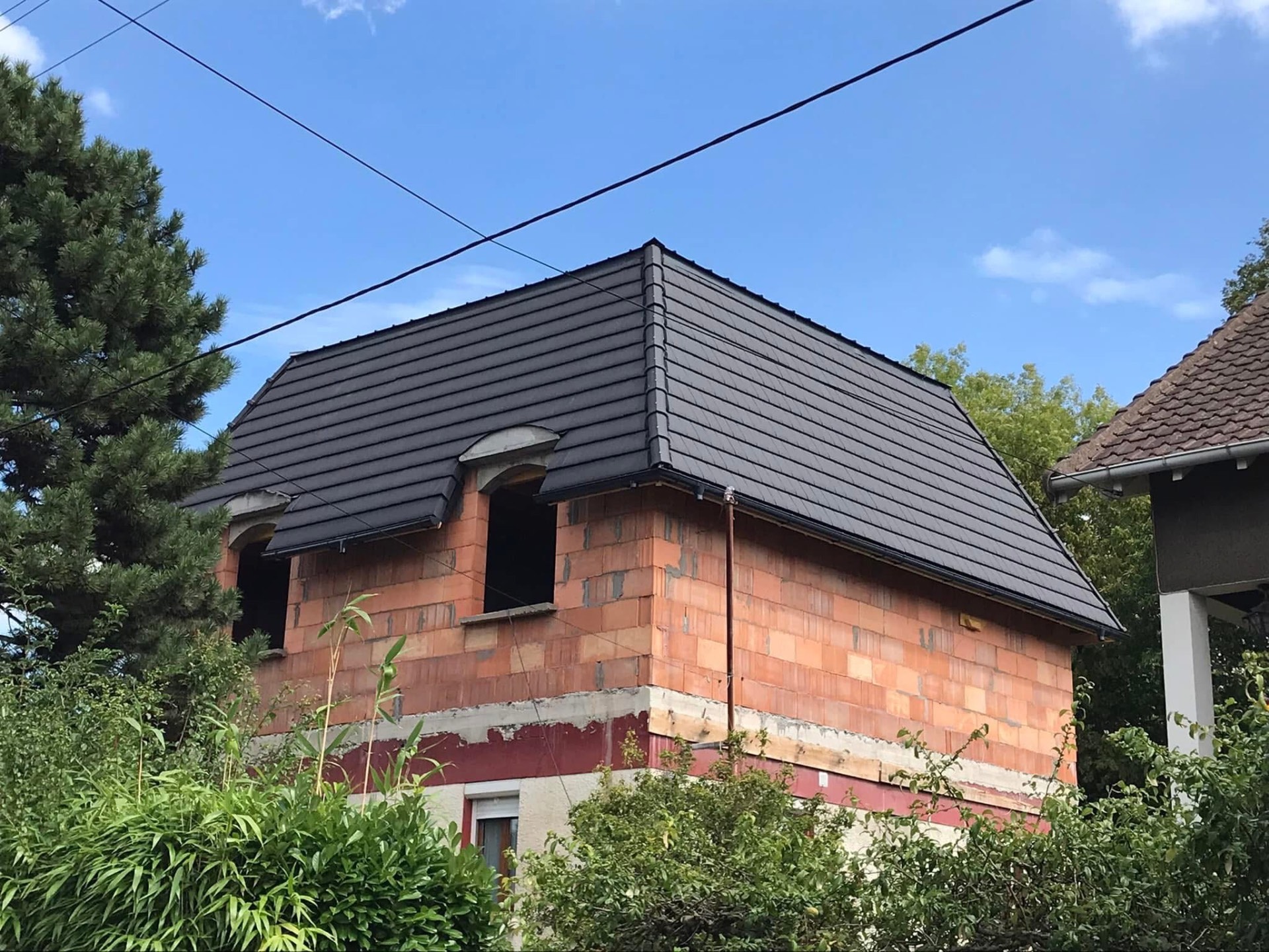 LUX RENOV — vue large de la surélévation terminée côté toiture avec lucarnes