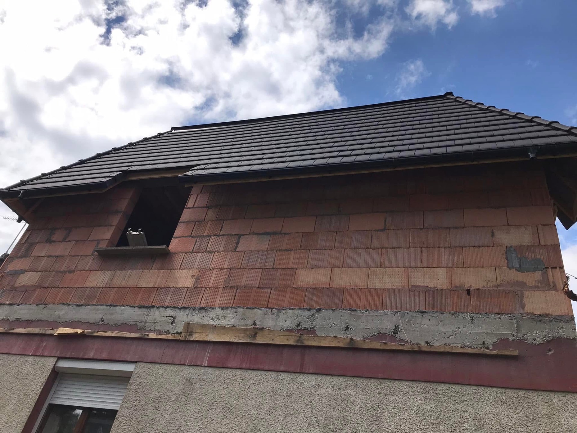 LUX RENOV — pignon en briques monomur sous toiture neuve avec chevêtre de fenêtre