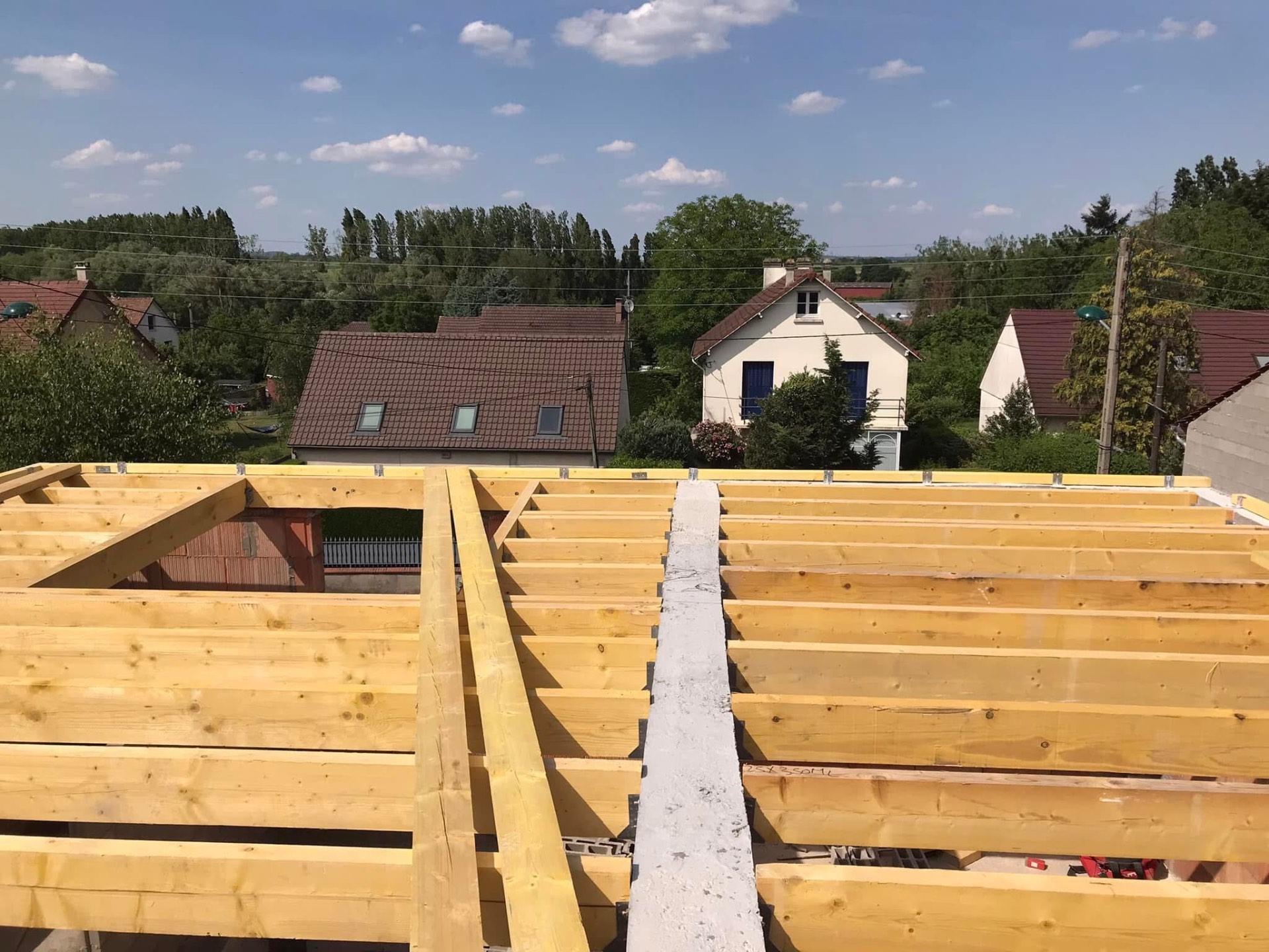 LUX RENOV — solivage bois du plancher haut avec mur de refend béton