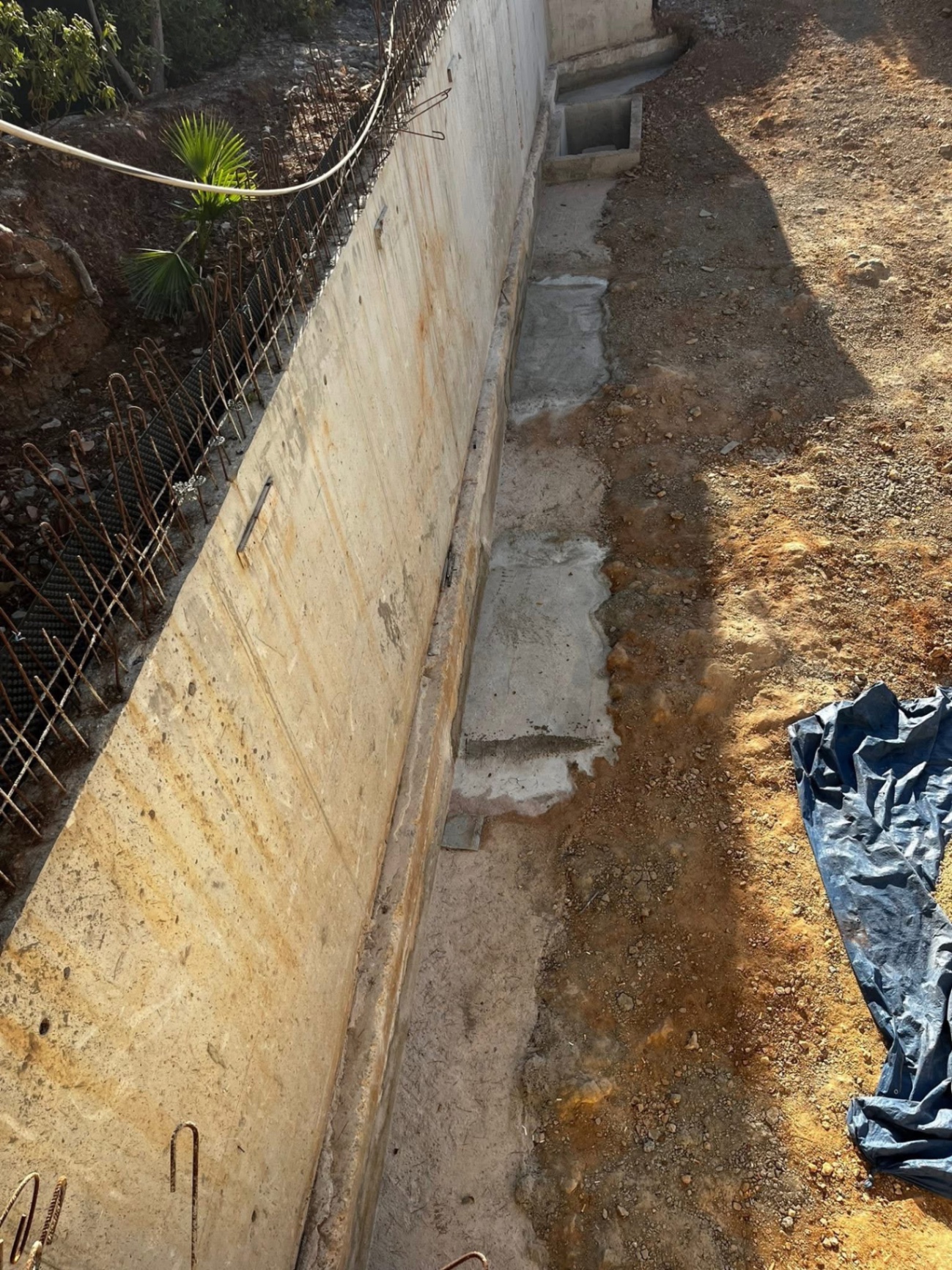 LUX RENOV — vue plongeante sur les reprises béton continues le long du mur