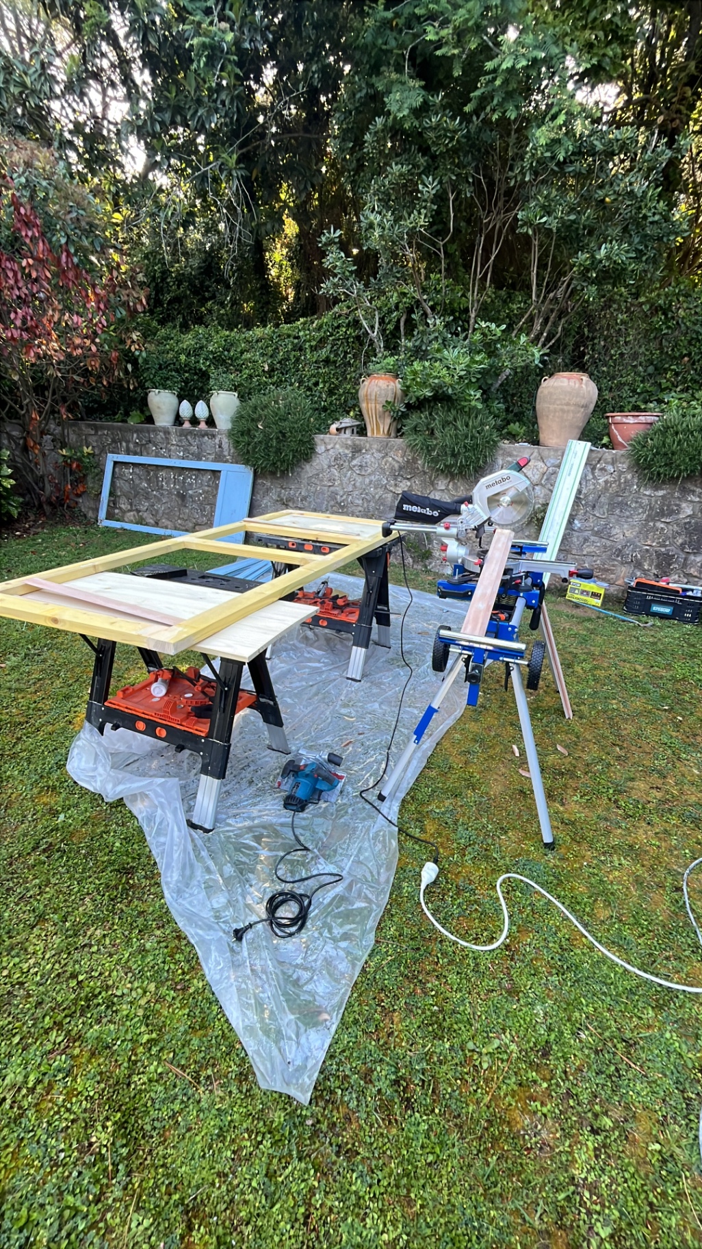 LUX RENOV — atelier extérieur : scie à onglet et découpe des bois pour les nouveaux volets