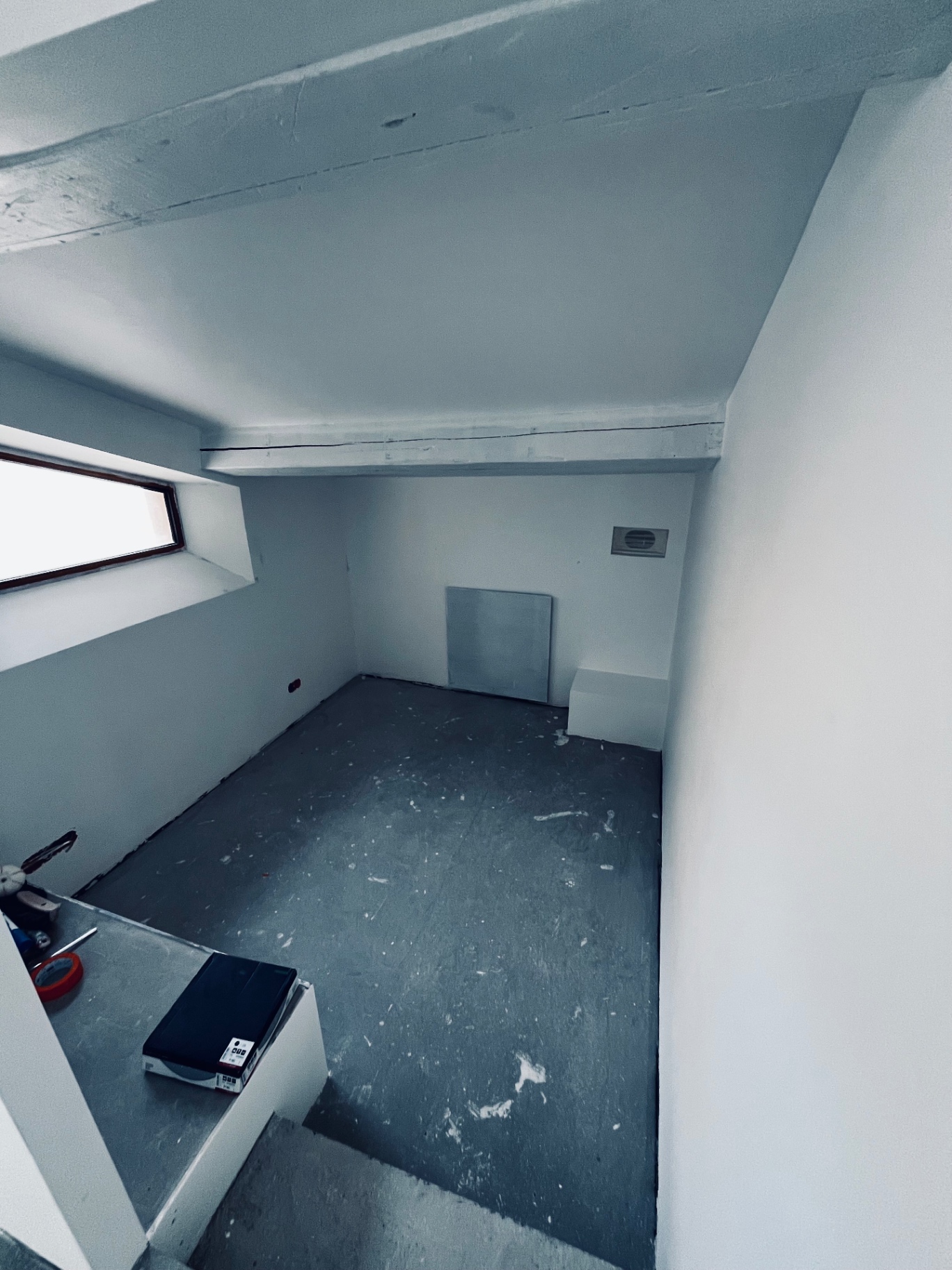 LUX RENOV — petite pièce avec fenêtre haute et finitions placo prêtes