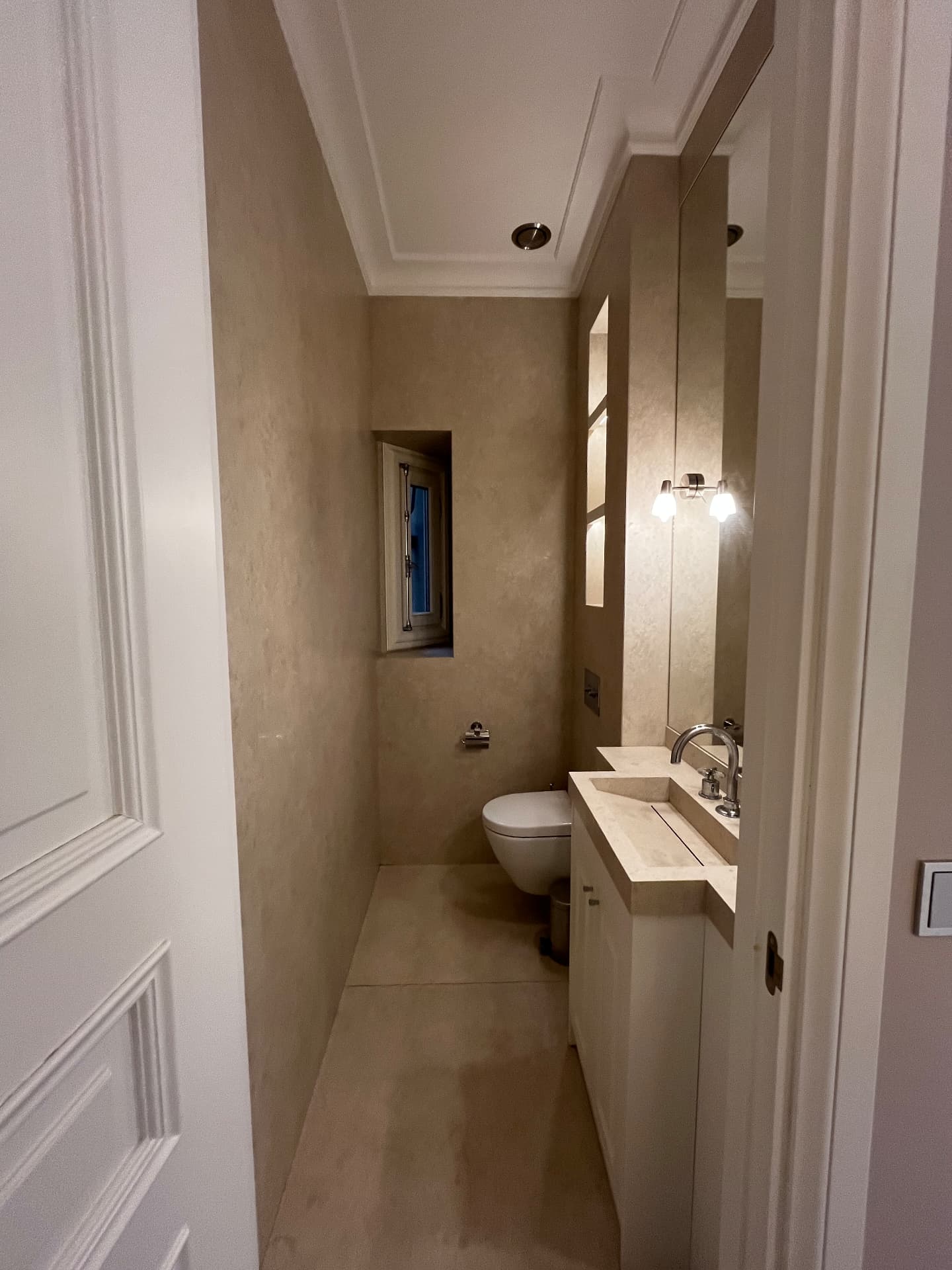LUX RENOV Monaco — WC invités habillé en enduit ciré beige avec vasque en pierre