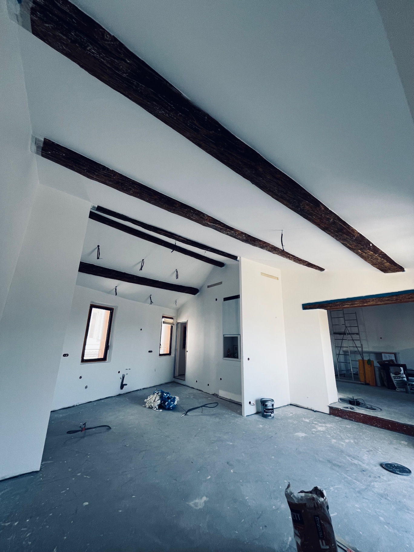LUX RENOV — grande pièce ouverte avec poutres bois anciennes et cloisons neuves