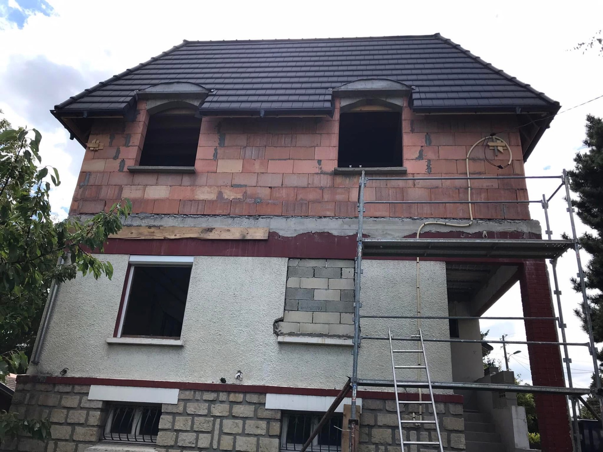 LUX RENOV — façade de la surélévation avec lucarnes maçonnées et couverture neuve