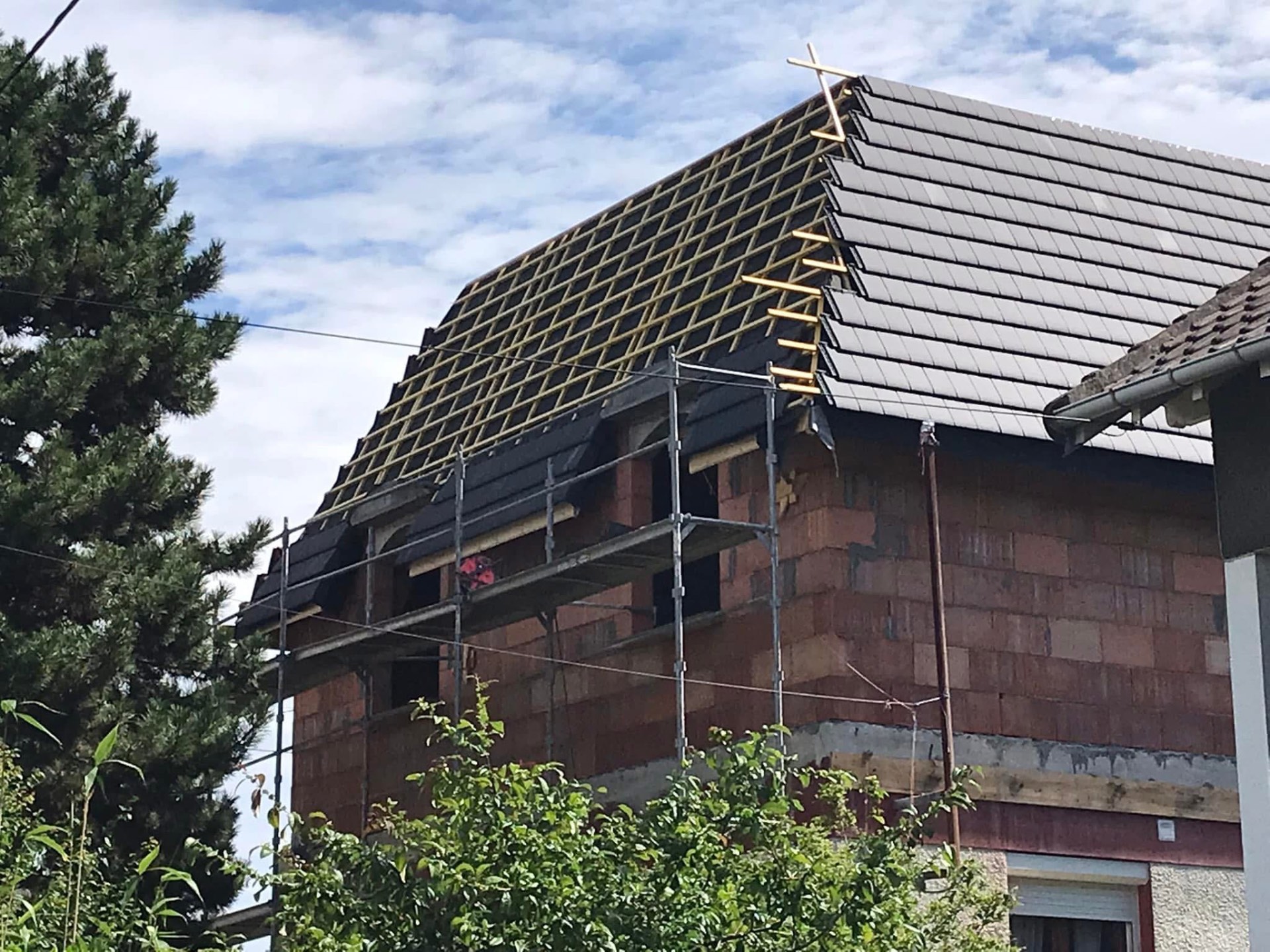 LUX RENOV — couverture en tuiles plates en cours de pose sur la surélévation