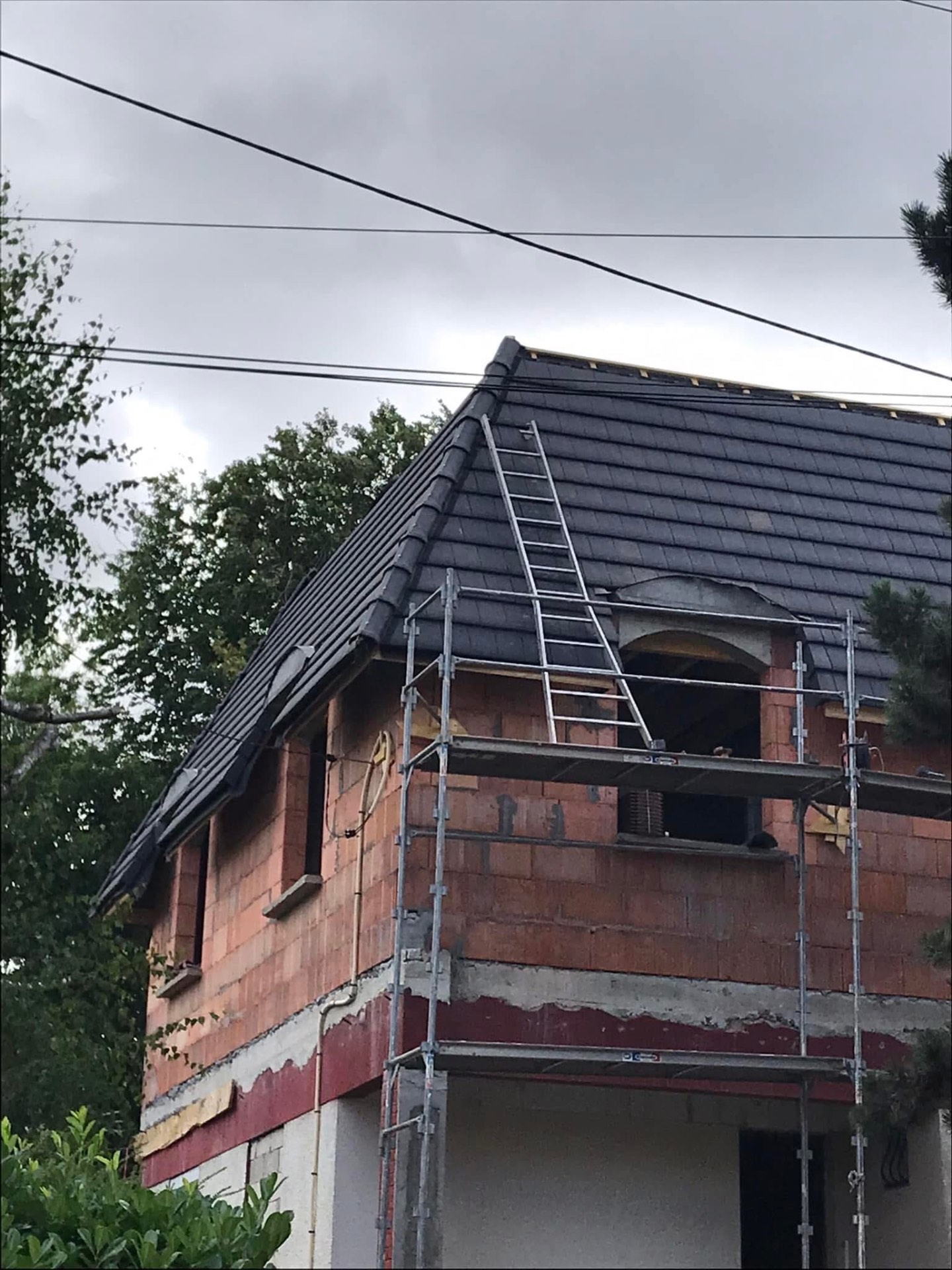 LUX RENOV — pignon de la surélévation avec lucarne cintrée et toiture neuve