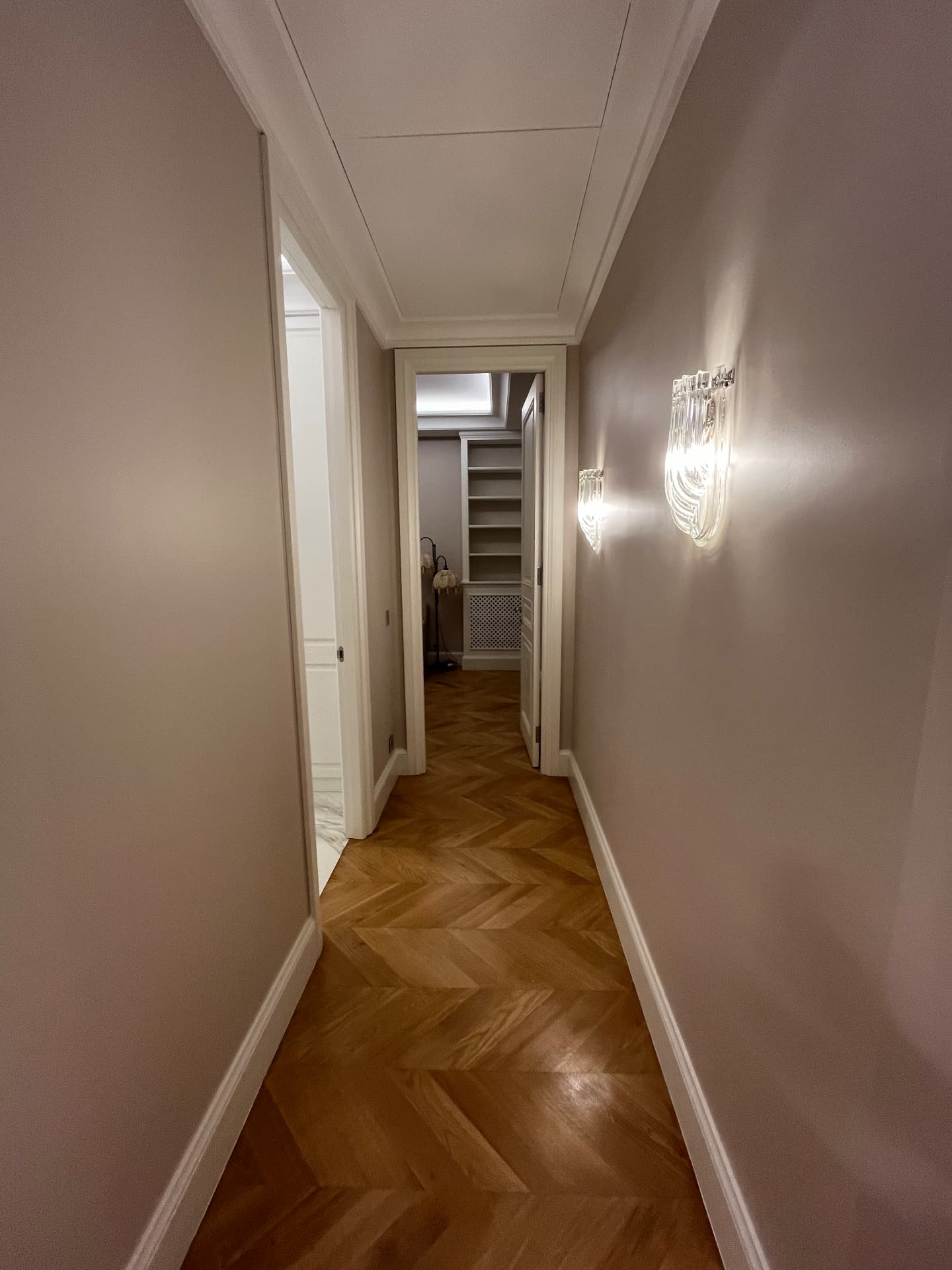 LUX RENOV Monaco — couloir peint avec appliques en cristal et parquet point de Hongrie