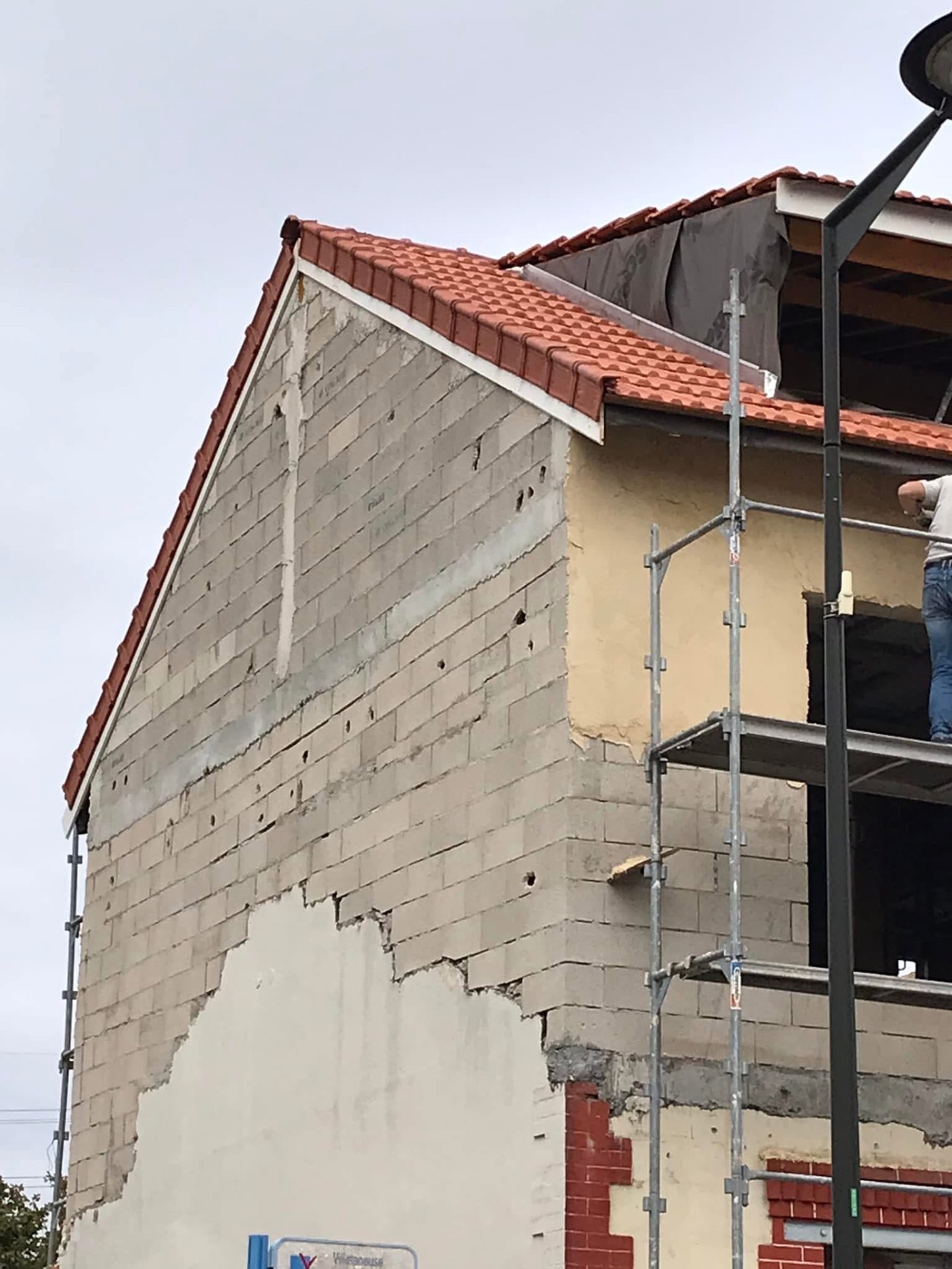 LUX RENOV — façade pignon avant ravalement avec toiture neuve en tuiles
