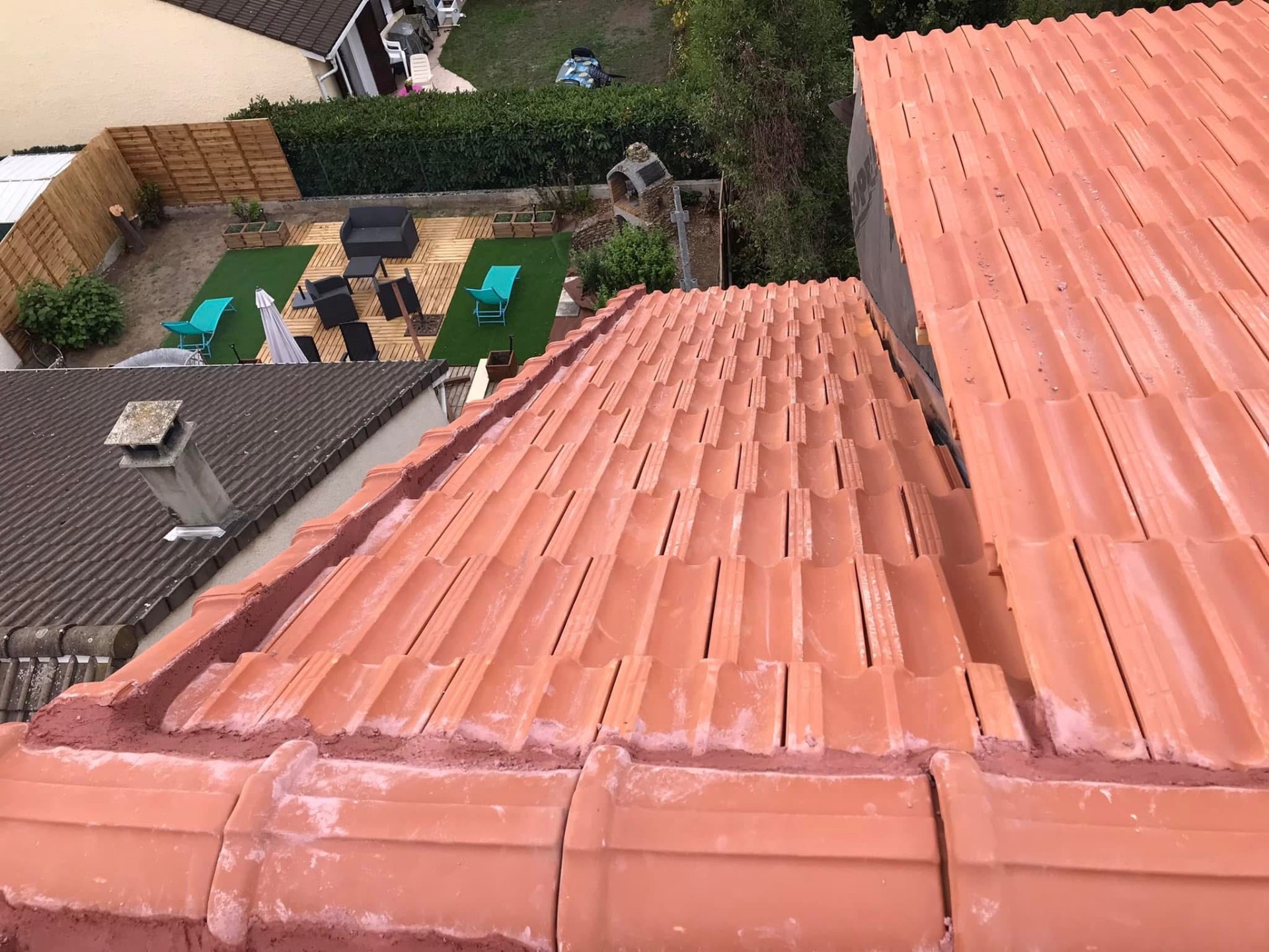 LUX RENOV — vue plongeante sur toiture neuve avec faîtage maçonné et jardin