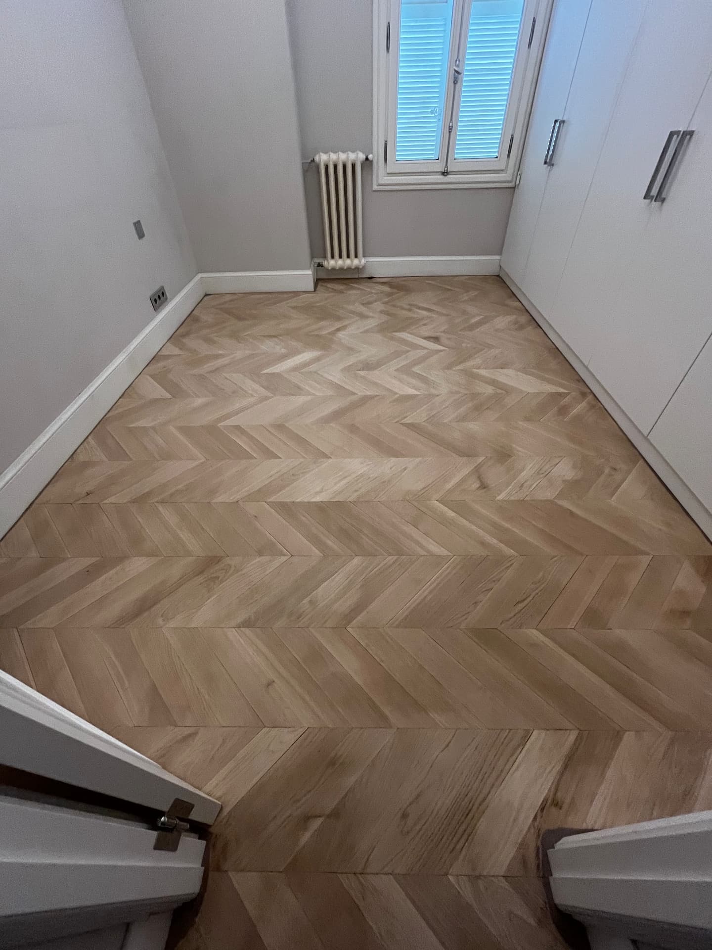 LUX RENOV Monaco — chambre avec parquet chêne point de Hongrie brut avant finition