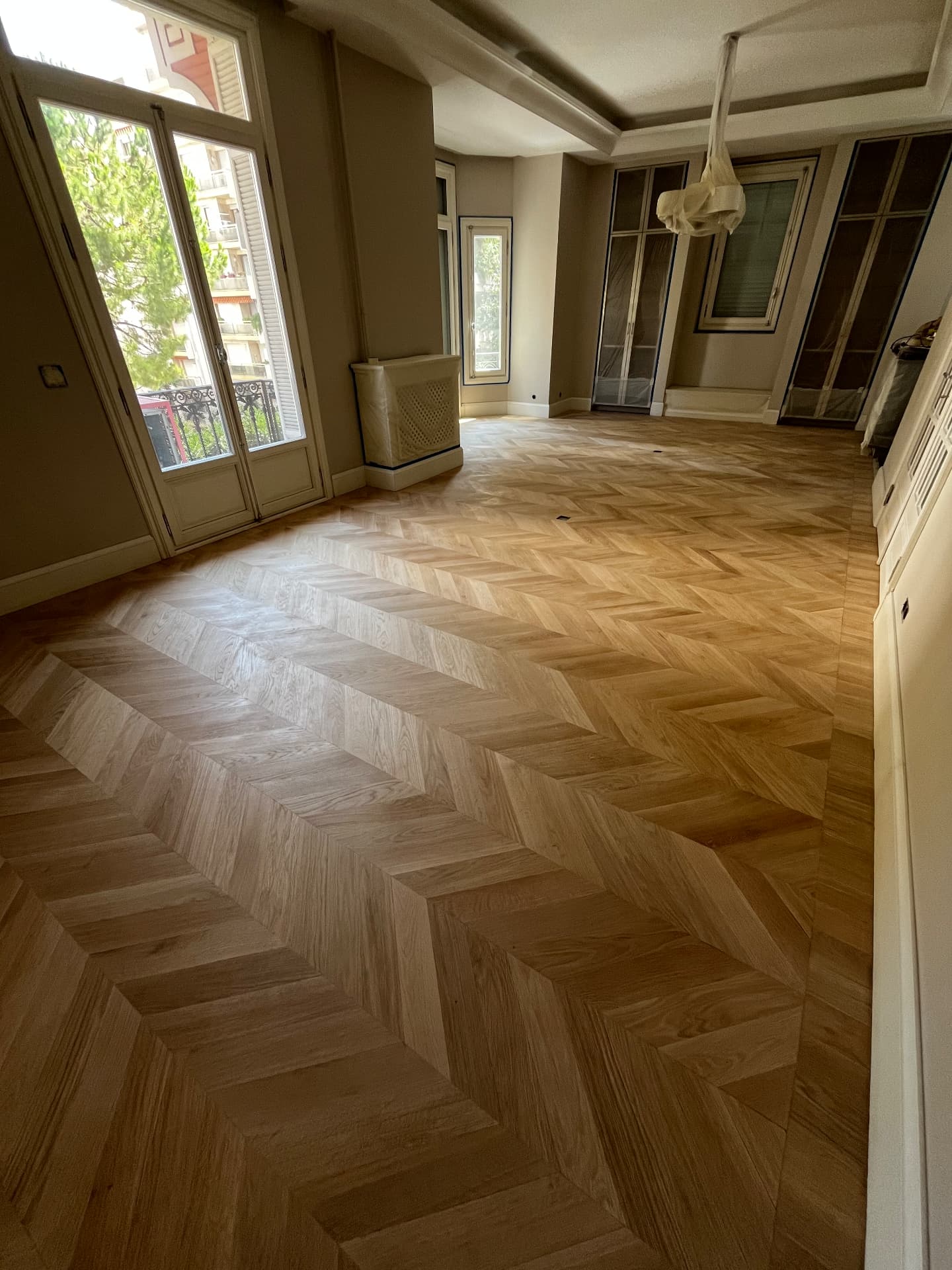 LUX RENOV Monaco — grand salon avec parquet chêne point de Hongrie posé en enfilade