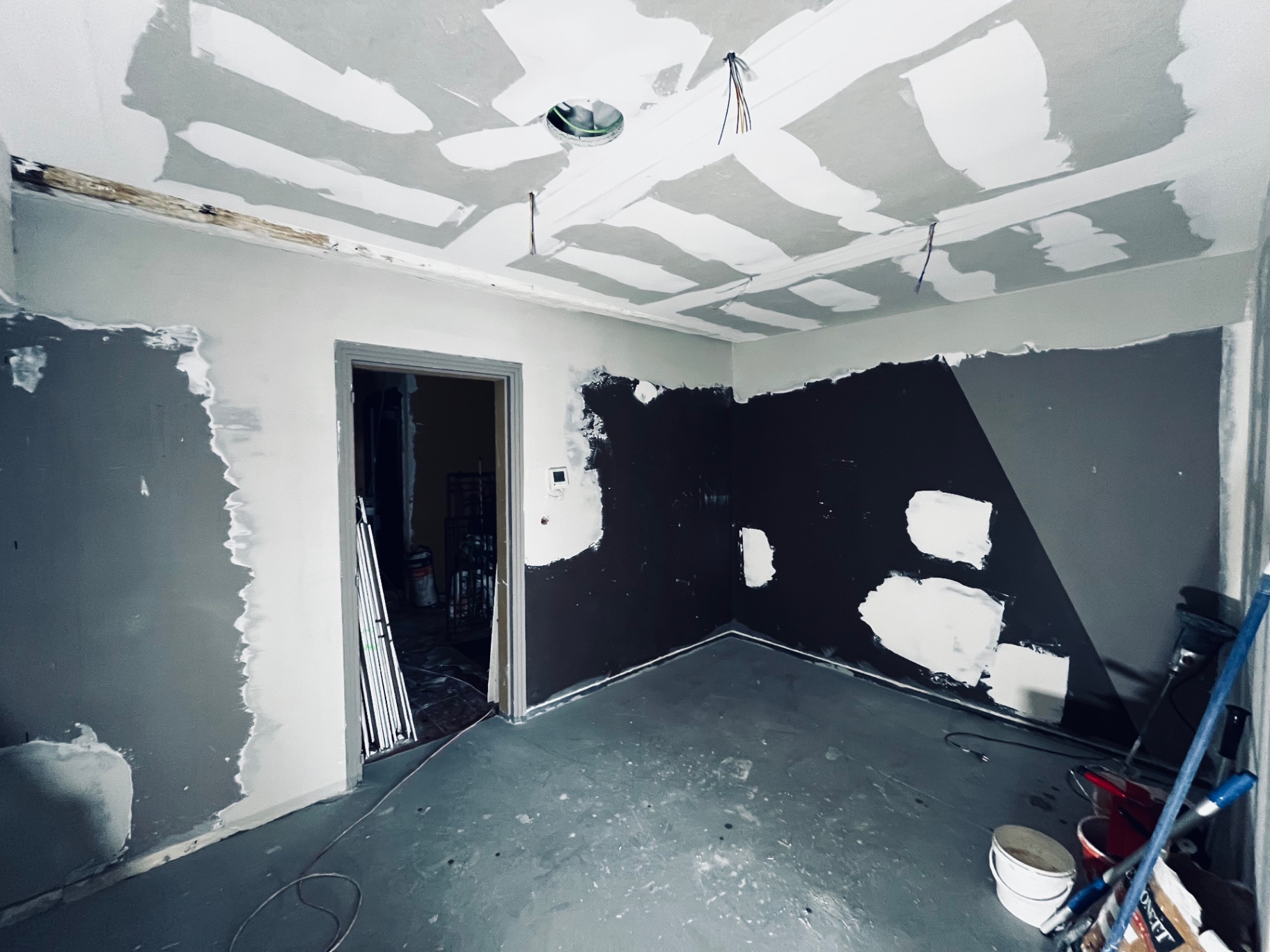 LUX RENOV — chantier en cours, bandes placo et sous-couches sur murs et plafond