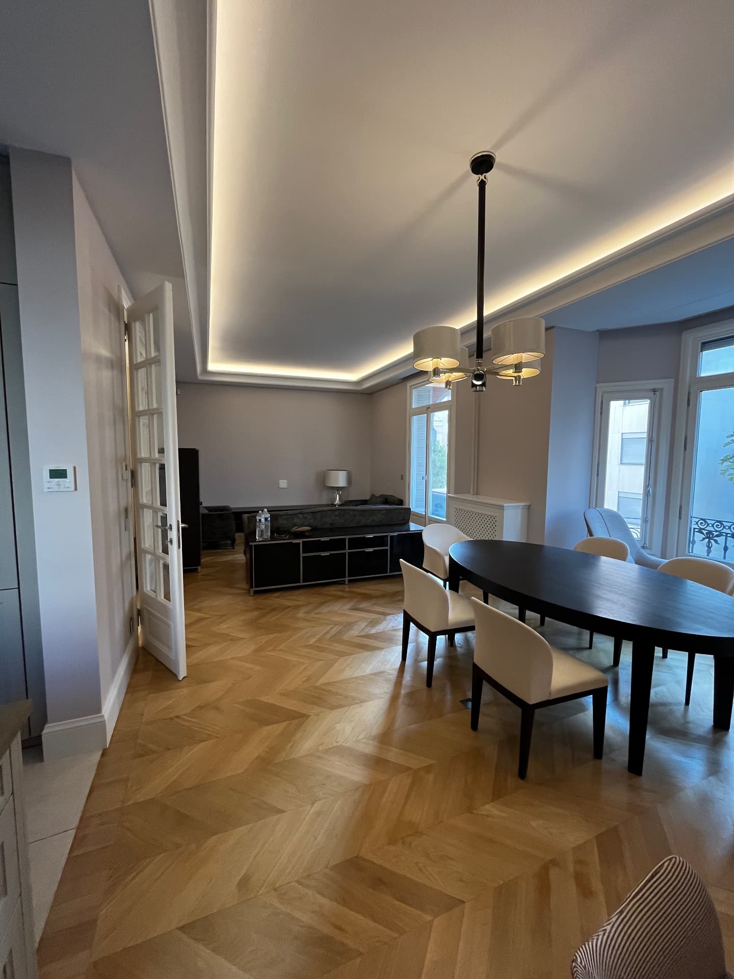 LUX RENOV Monaco — séjour et salle à manger avec parquet point de Hongrie et plafond à éclairage indirect