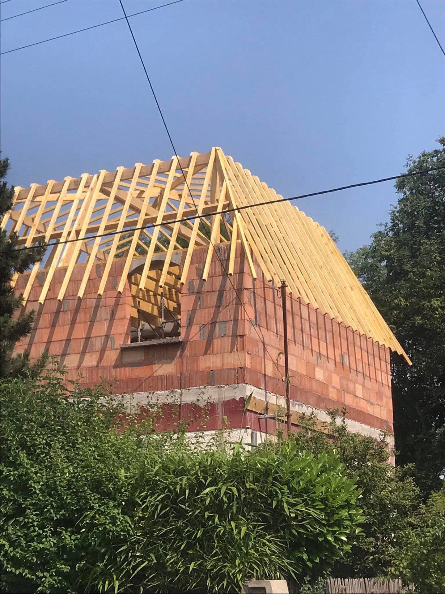LUX RENOV — vue latérale de la charpente bois avec chevrons rayonnants