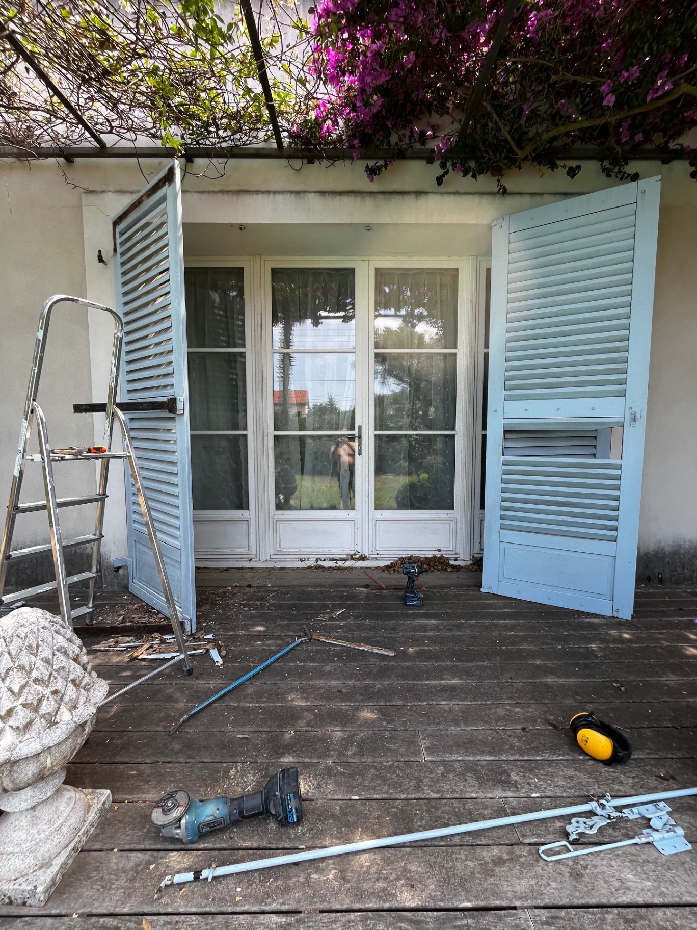 LUX RENOV — anciens volets bois vétustes en place avant dépose