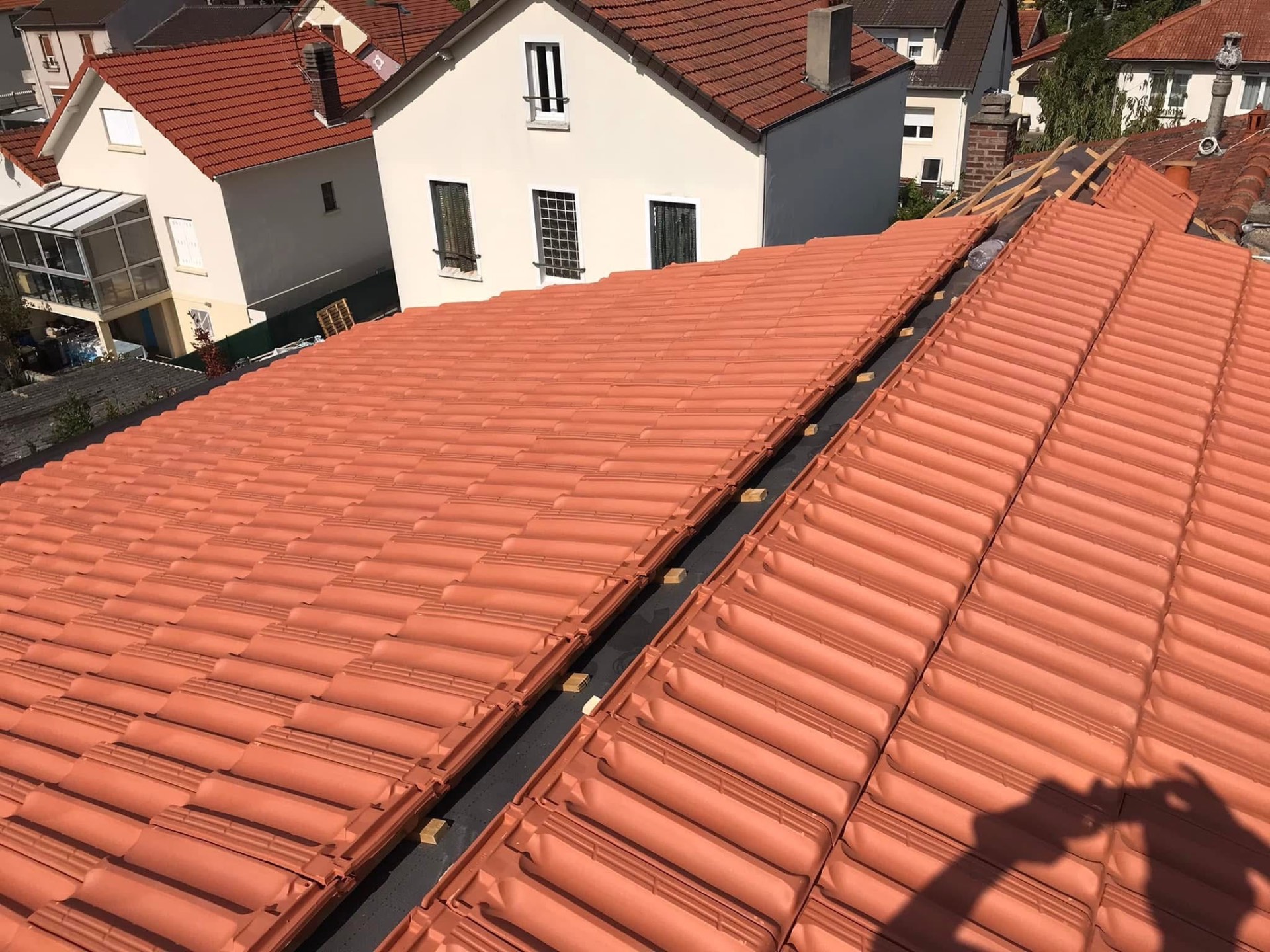 LUX RENOV — vue d'ensemble de la couverture neuve avec arêtier et faîtage