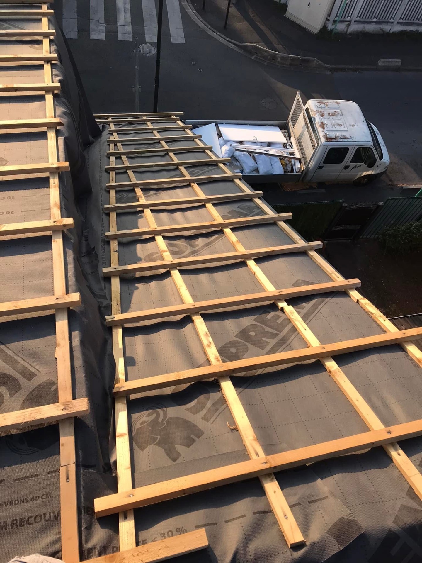 LUX RENOV — noue de toiture avec liteaunage en cours de finition