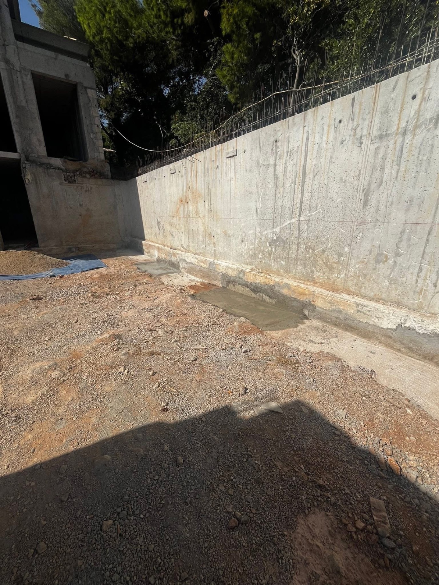 LUX RENOV — vue large du chantier après reprises structurelles et béton frais