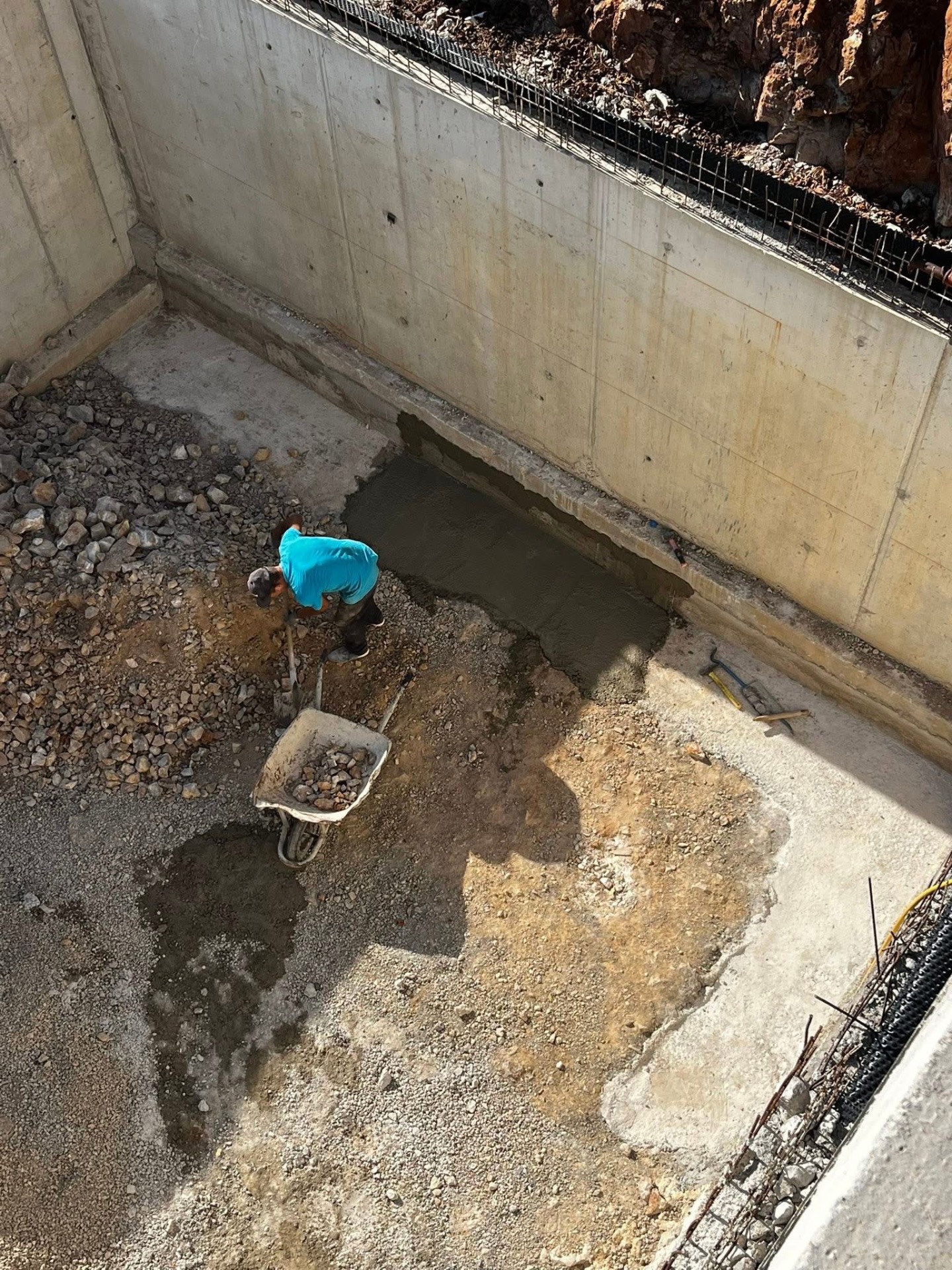 LUX RENOV — ouvrier coulant le béton de reprise au pied du mur