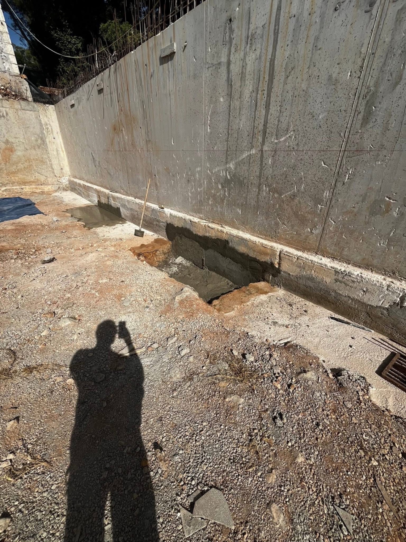 LUX RENOV — renfort béton sur la base d'un long mur de soutènement