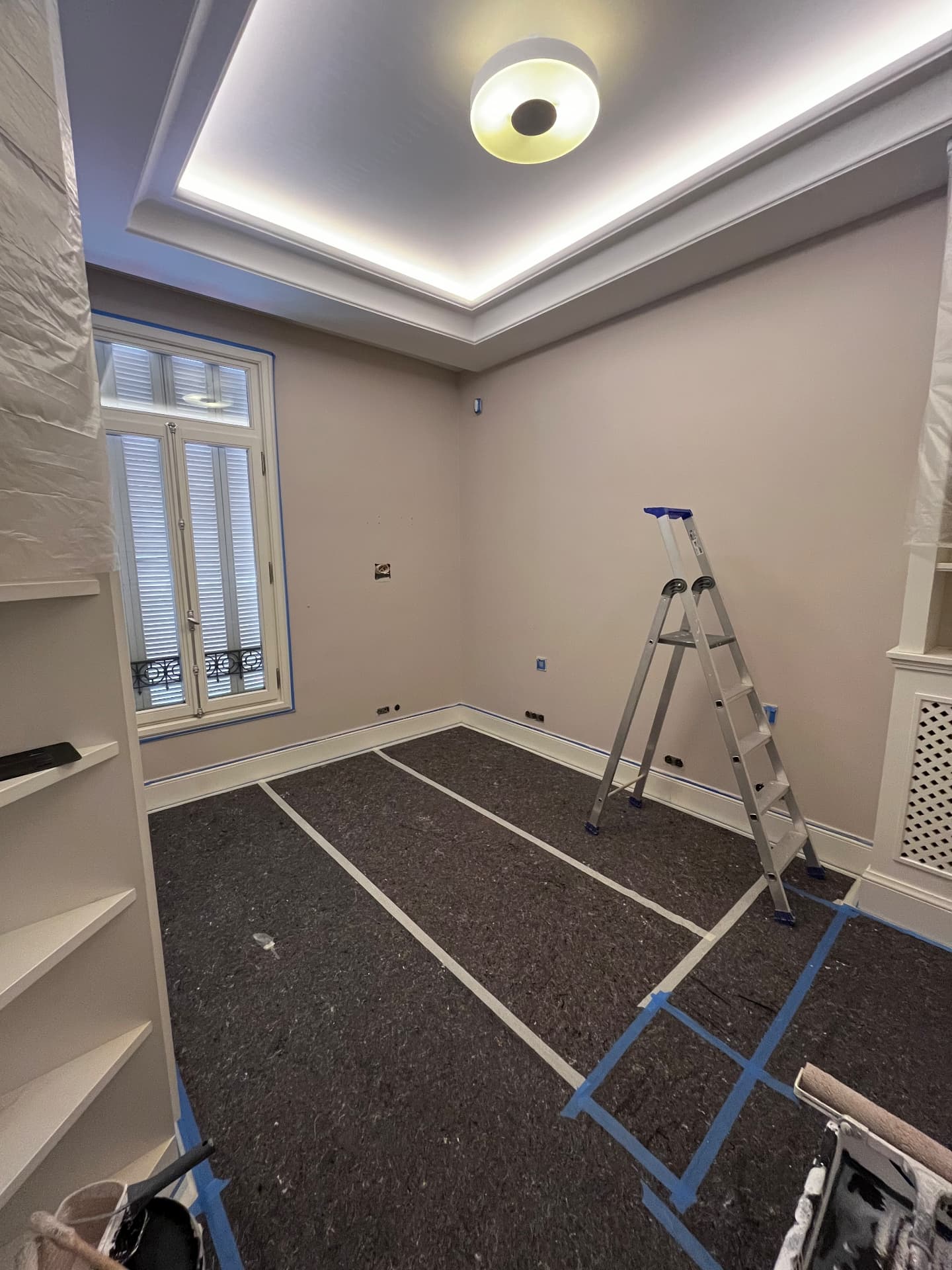 LUX RENOV Monaco — protection intégrale du chantier avant peinture : sol bâché, plinthes et menuiseries masquées