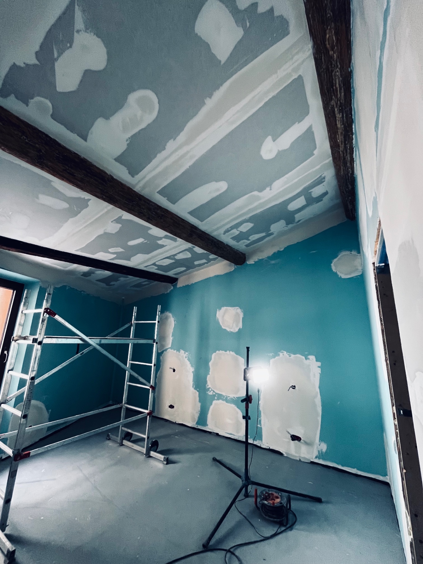 LUX RENOV — pièce avec mur turquoise et plafond placo bandé entre poutres