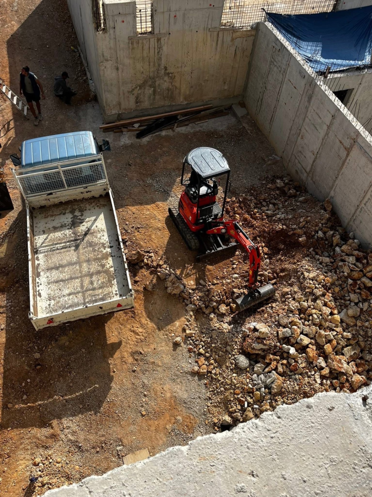 LUX RENOV — mini-pelle et camion benne lors du terrassement intérieur
